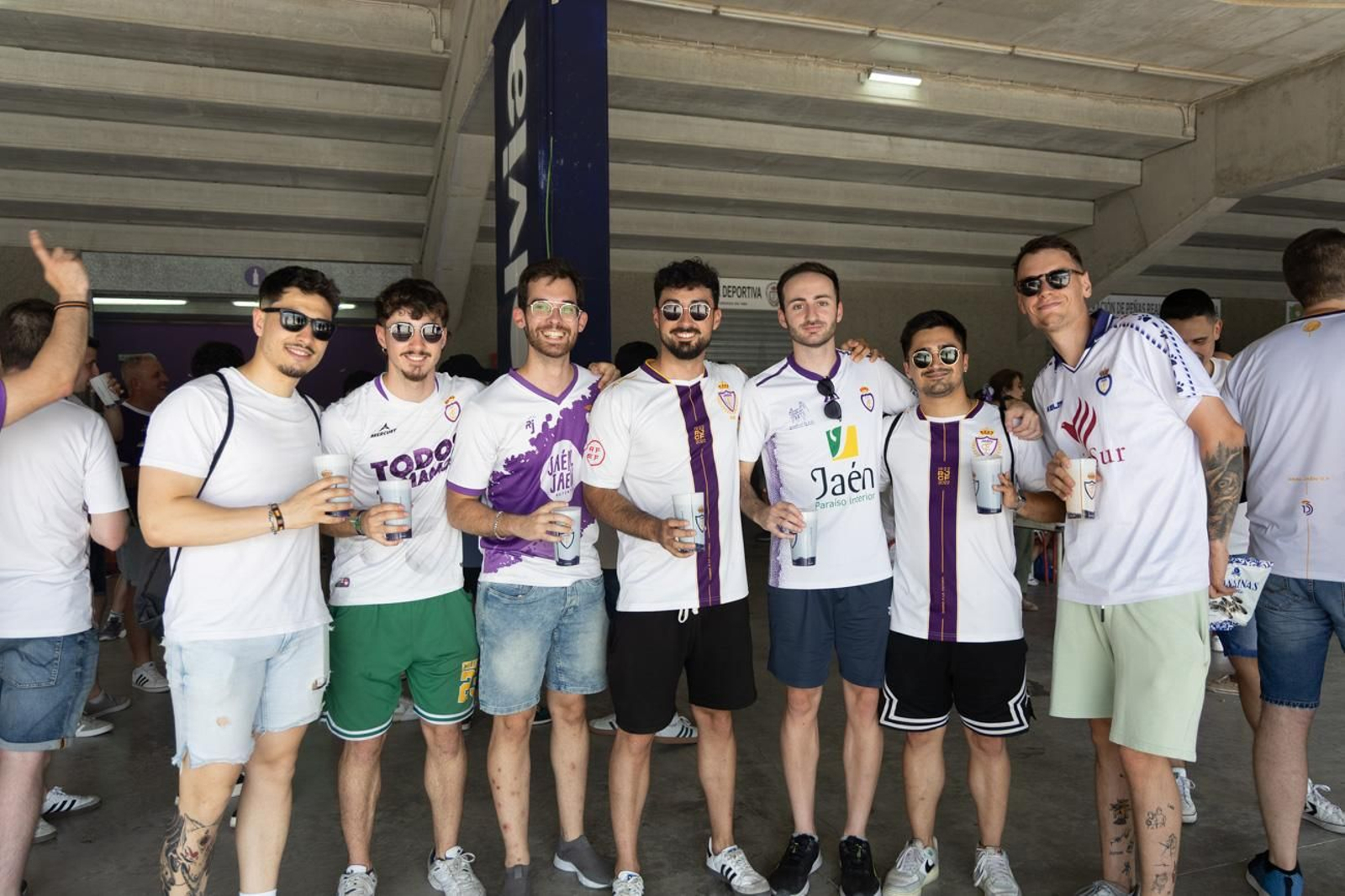El épico recibimiento de la afición lagarta al Real Jaén, en imágenes