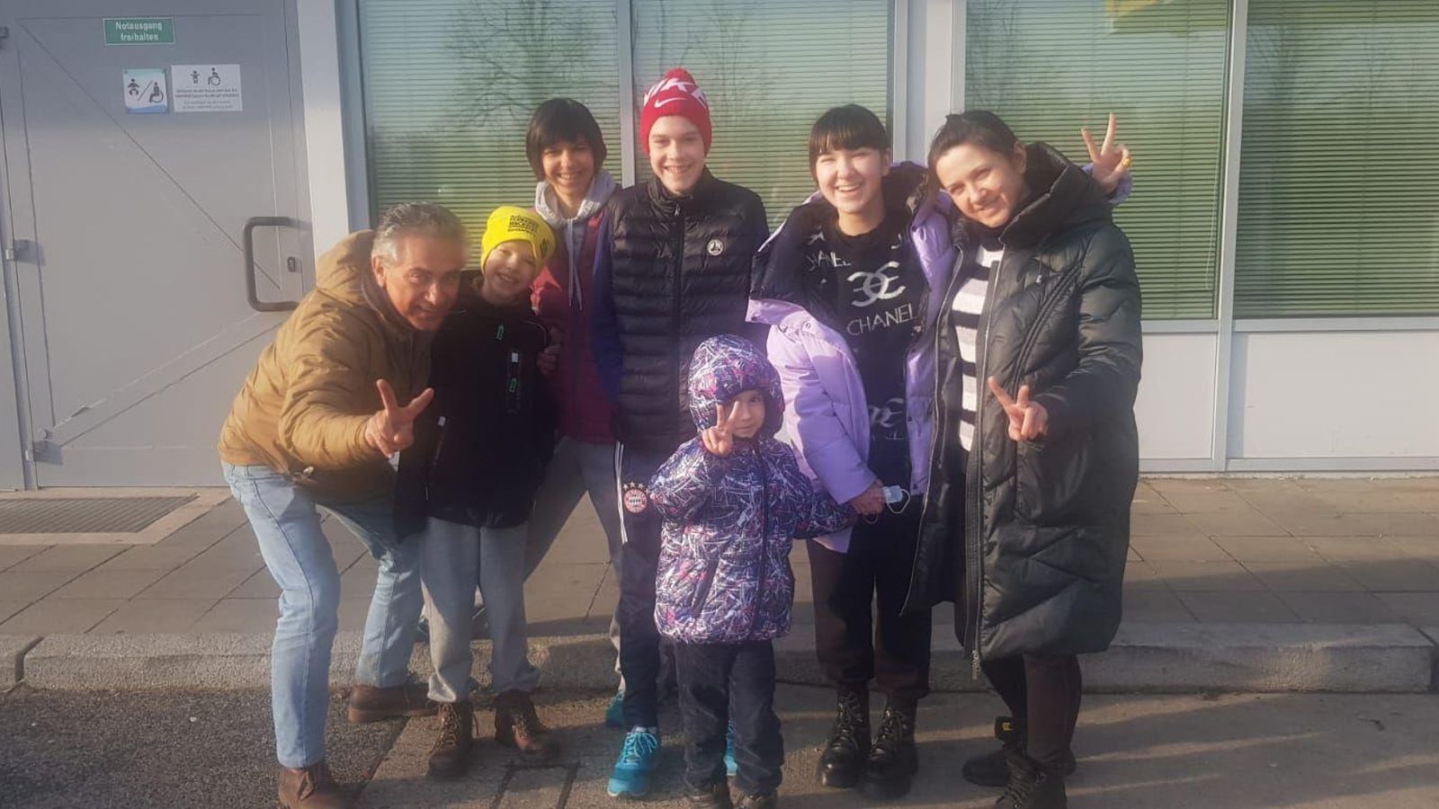 Iñaki, un miembro del equipo, junto a otras dos familias acogidas, en Francia. Fueron 3.000 km de vuelta, muy duros para ellos.