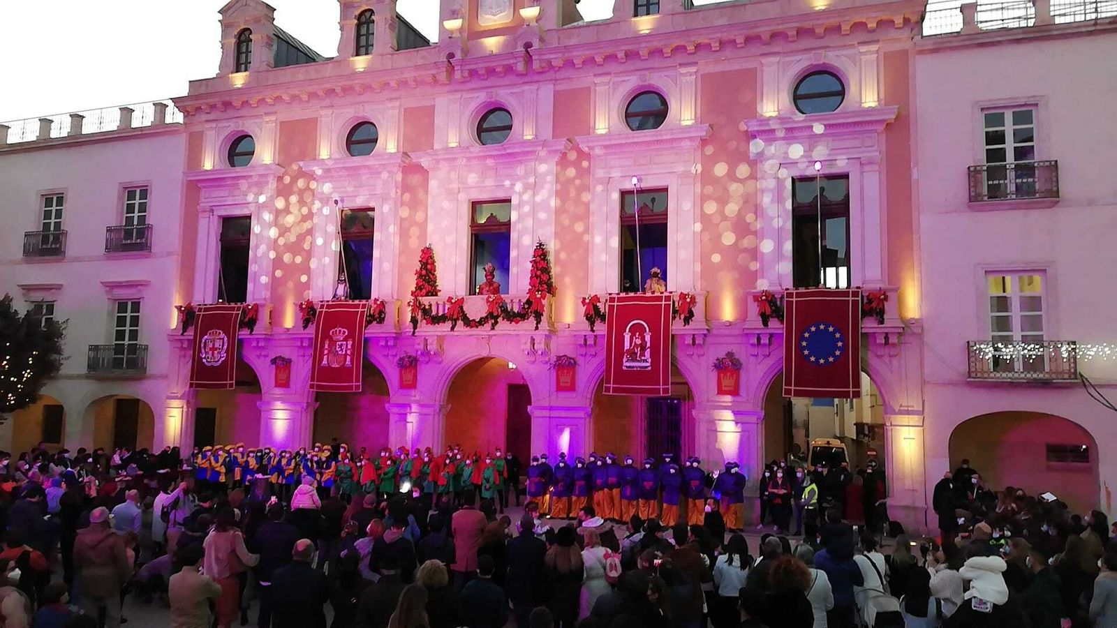 Melchor, Gaspar y Baltasar saludan a los almerienses desde los balcones de la Casa Consistorial
