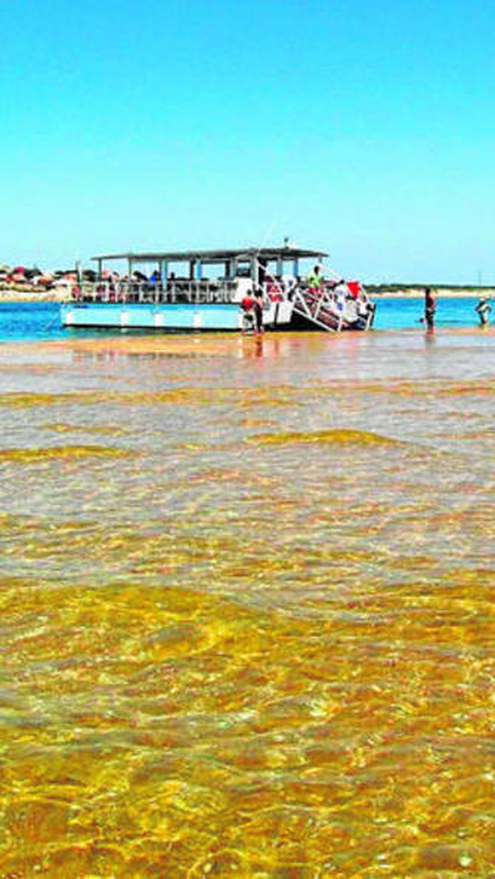 Embarcación atracada en los bajos de arena.