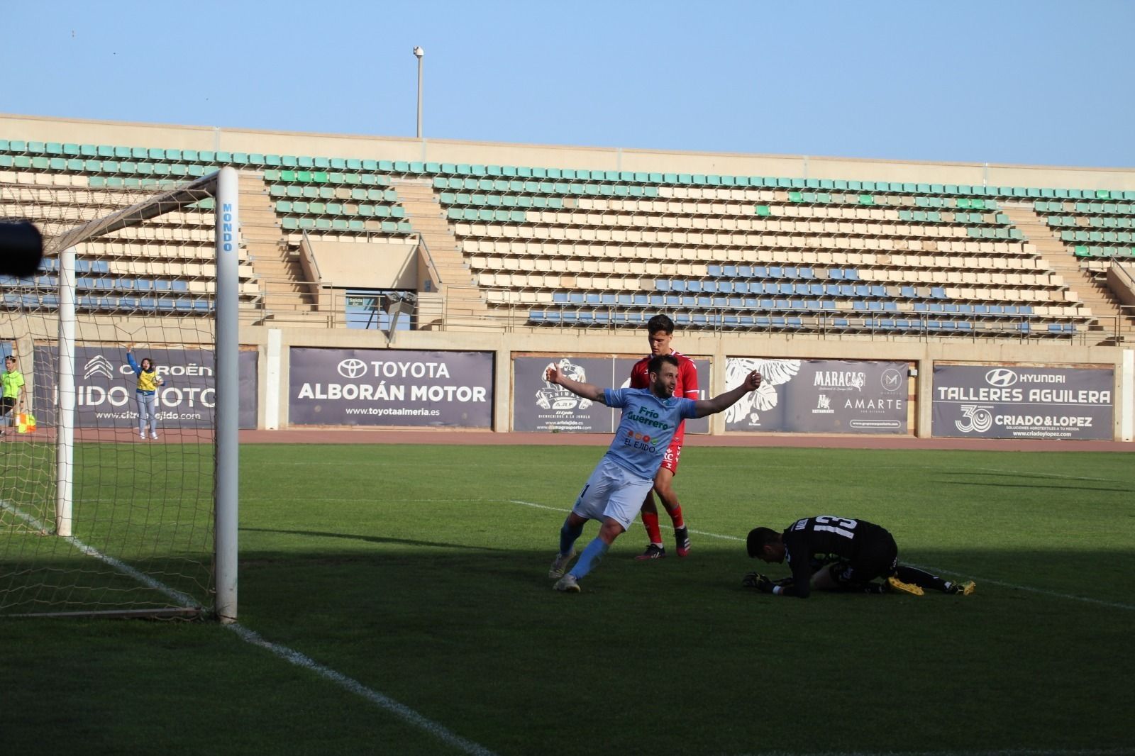 El ariete granadino celebra el gol de anotado por Sergio Montero al Real Murcia