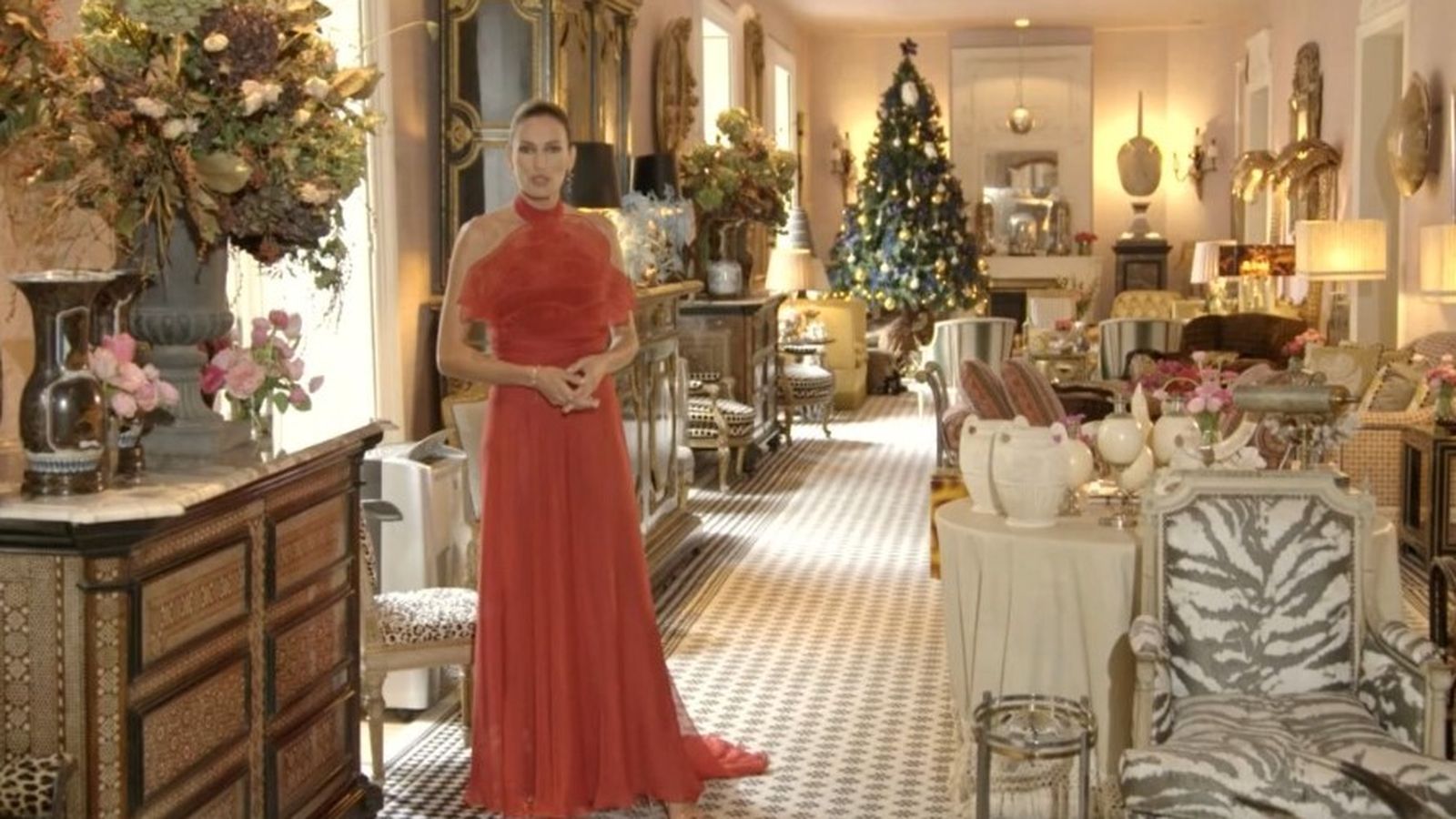 La modelo optó por un una falda en gasa de seda color rojo coral y un body de cuello halter, de crepé con adorno de volantes de organza plisada