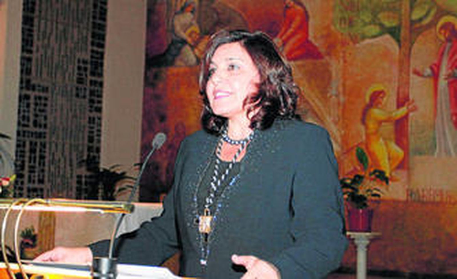 Encarni Molina durante la lectura de su pregón a la cofradía de Coronación en la iglesia de Los Molinos.