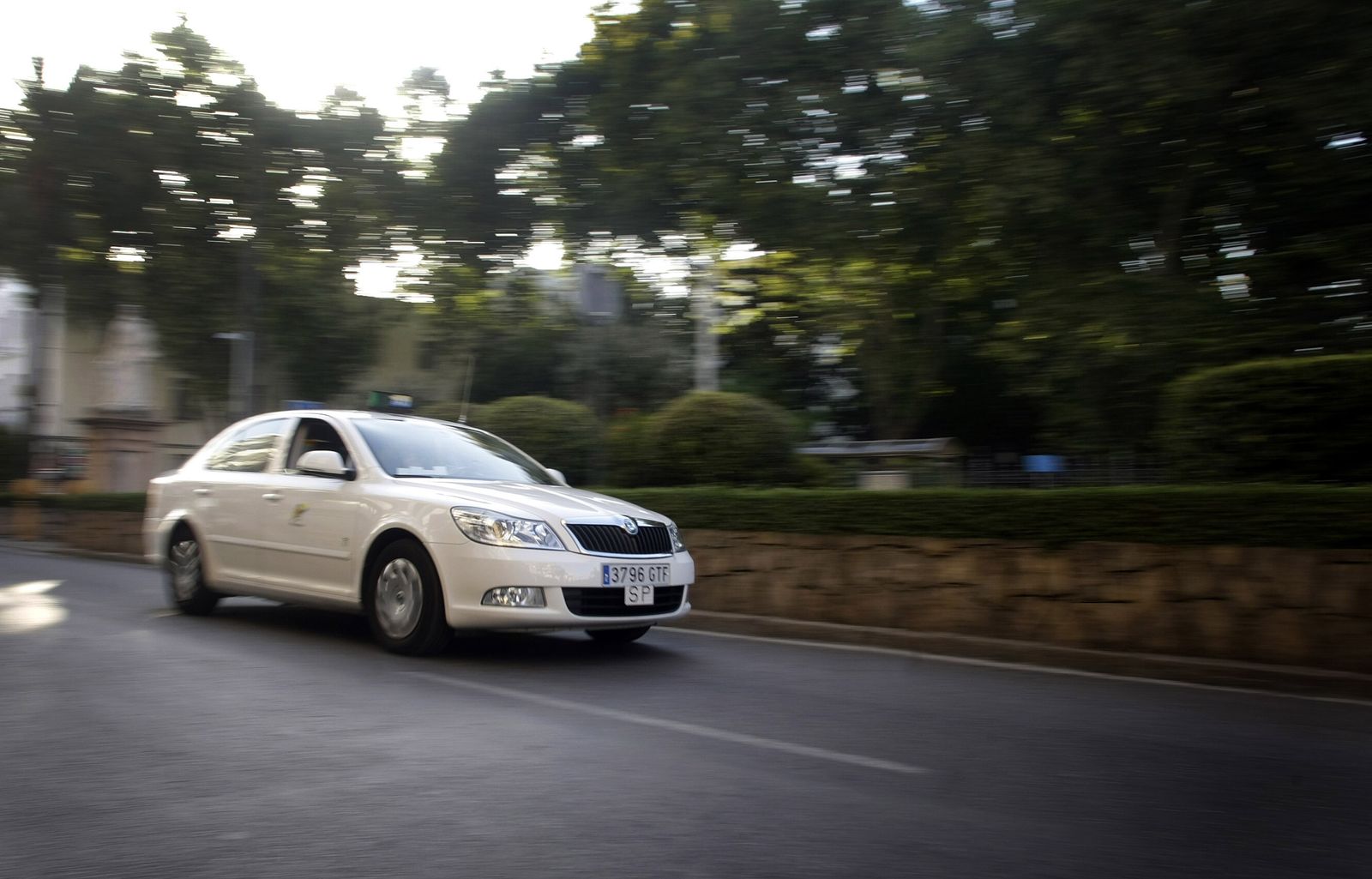 Un taxi circulando frente al parque María Cristina, de Algeciras.