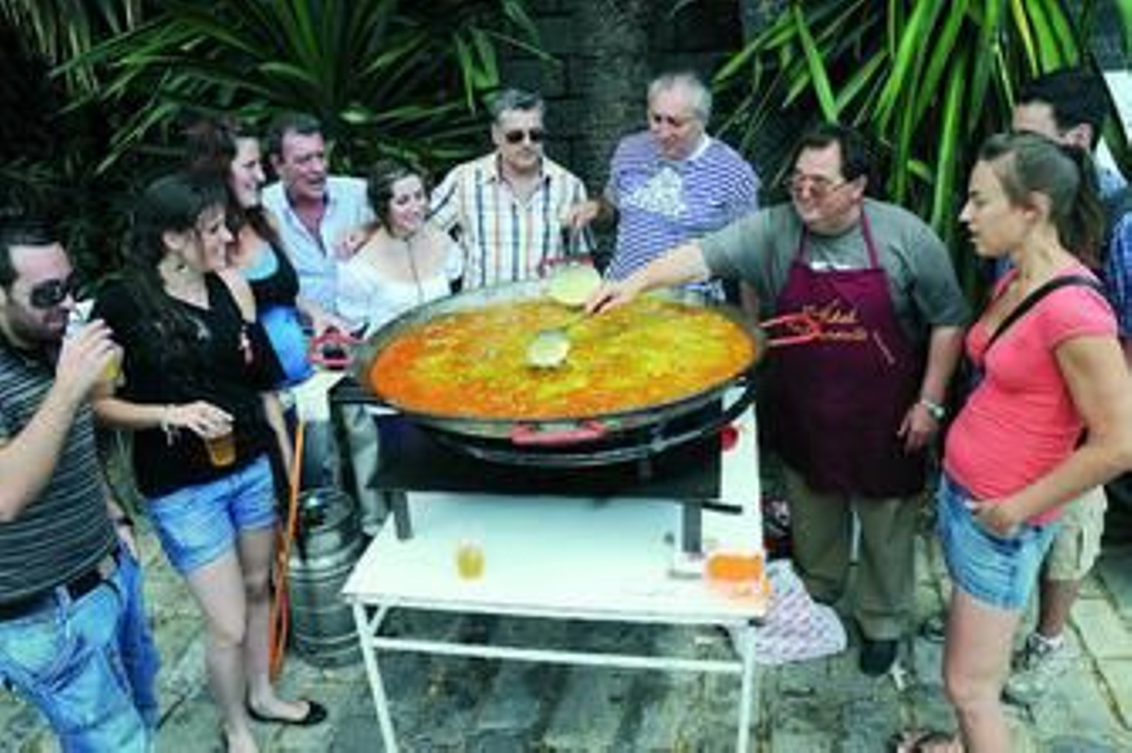 Varios miembros de la hermandad de las Cigarreras en la la comida benéfica para el programa de acogida de niños bielorrusos.
