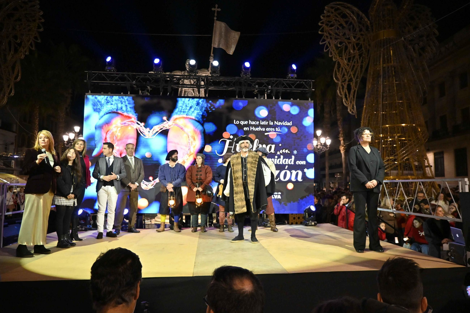 Las mejores imágenes del encendido del alumbrado 2025 en la Plaza de las Monjas