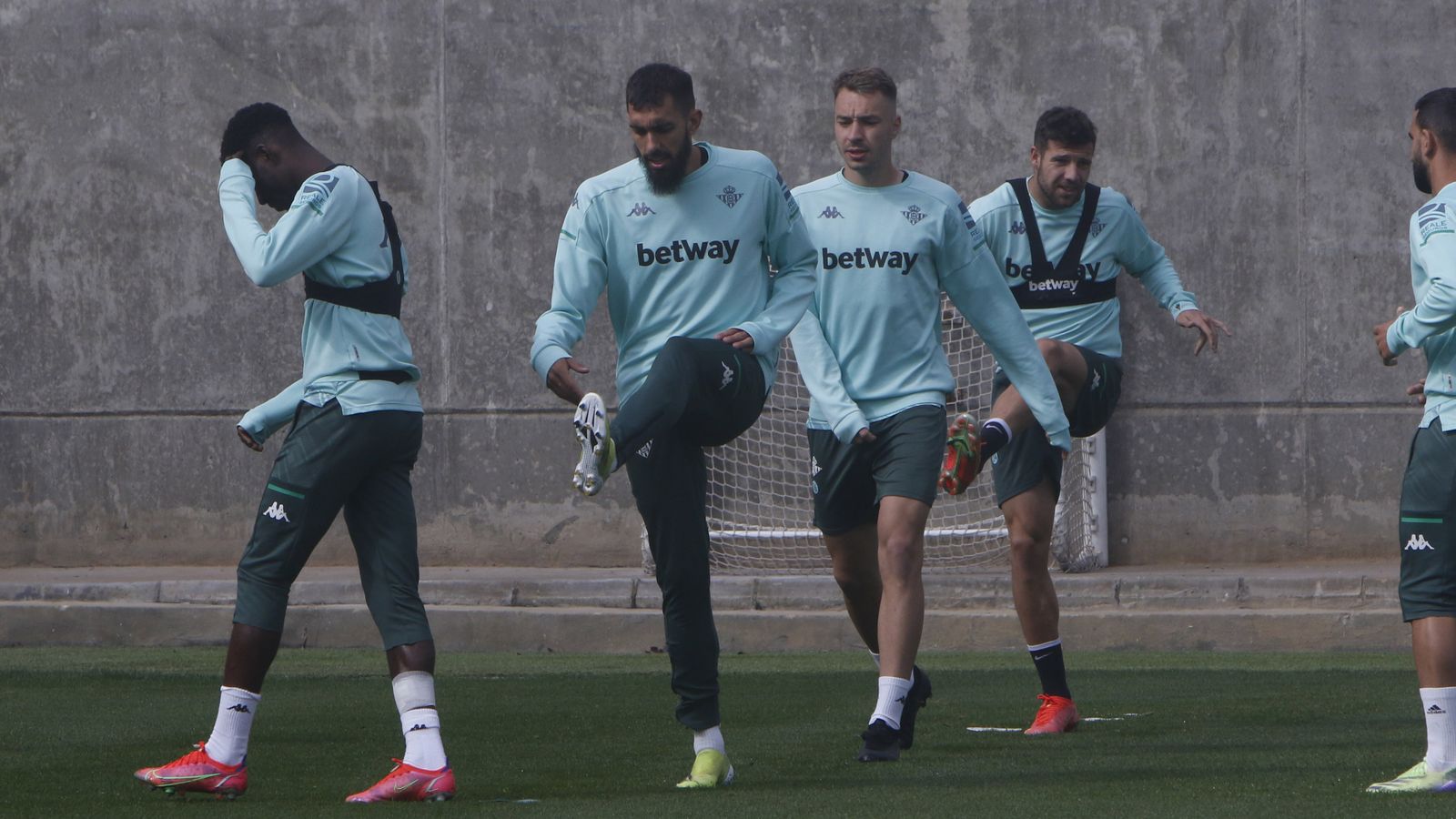 Loren, justo detrás de Borja Iglesias, en un entrenamiento de esta semana.