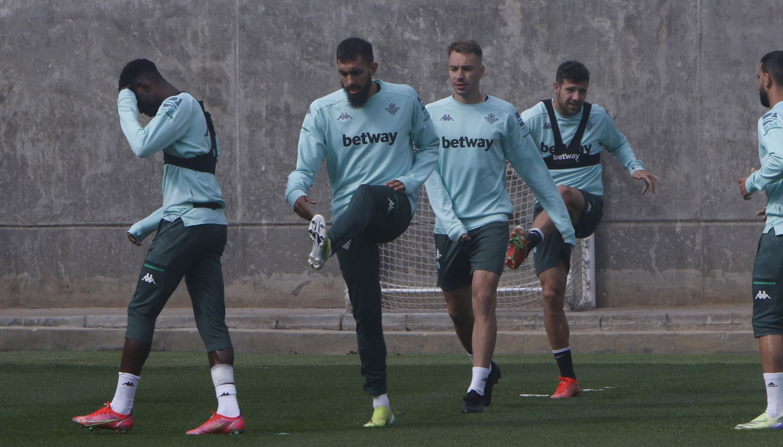 Loren, justo detrás de Borja Iglesias, en un entrenamiento de esta semana.