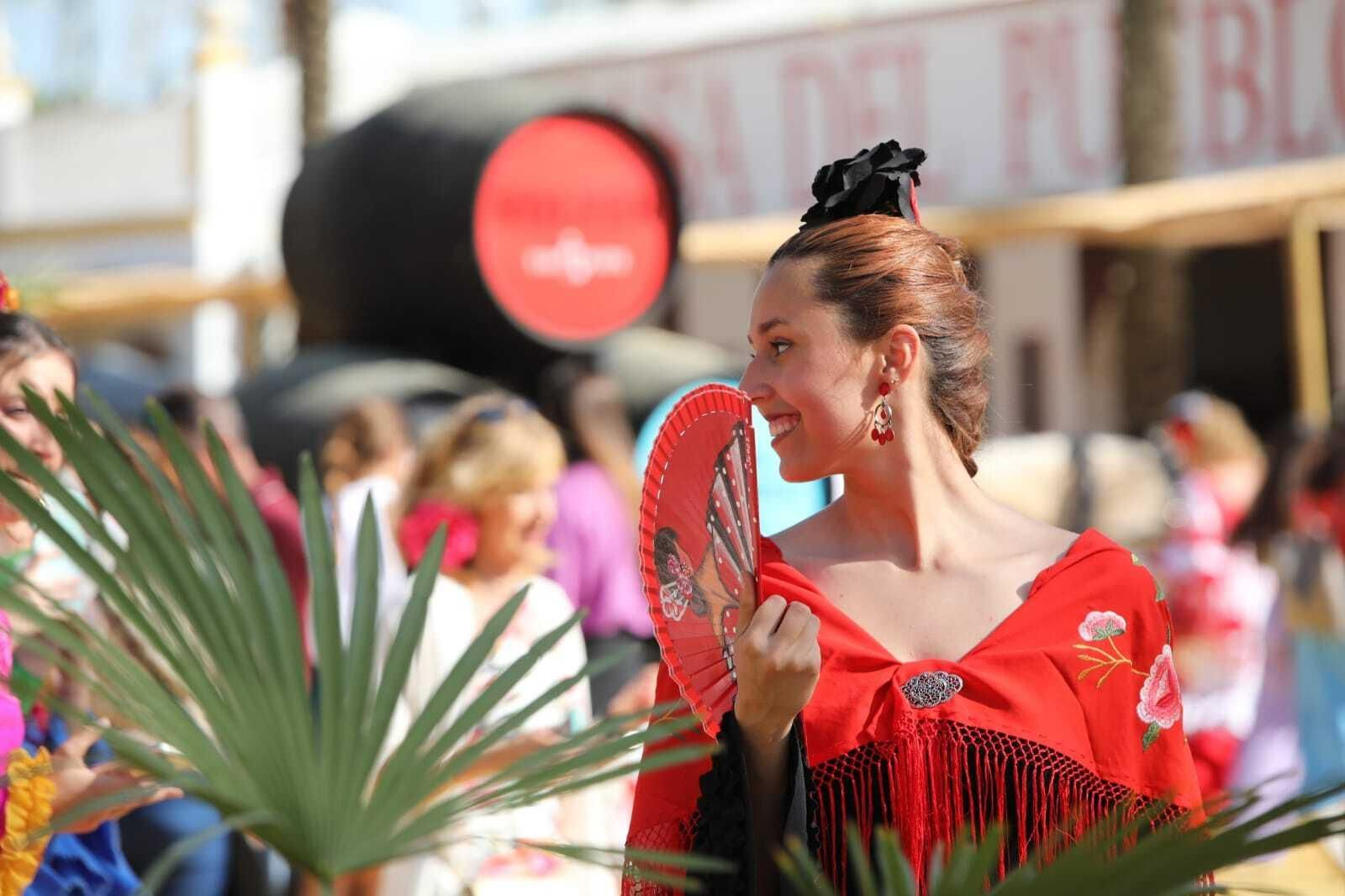 Una joven posa para una fotografía en la Feria de Jerez.