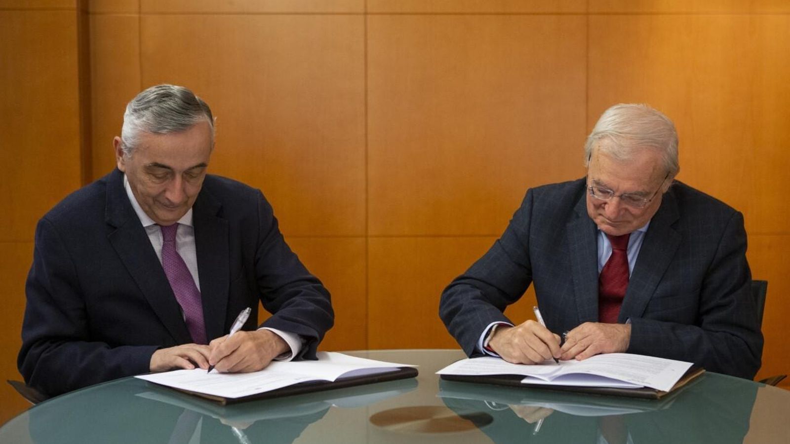 Ocaña y Azuaga en la firma del convenio.