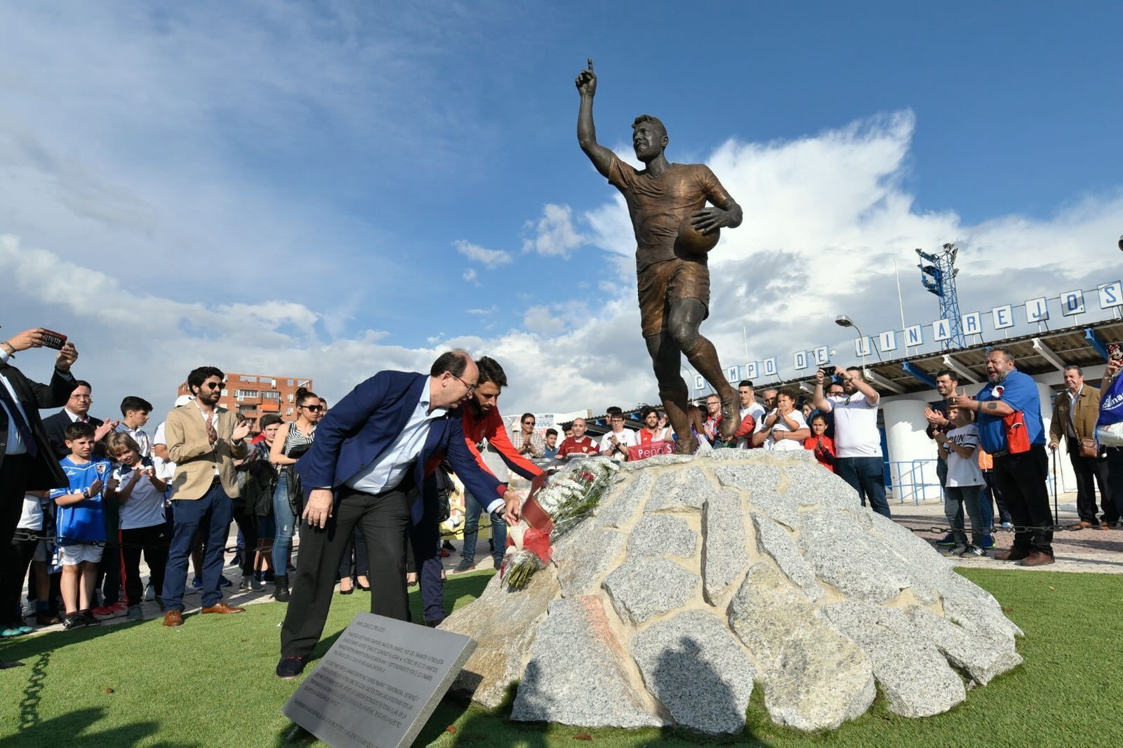 Castro y Pareja depositan un ramo de flores ante la efigie de Fran Carles.