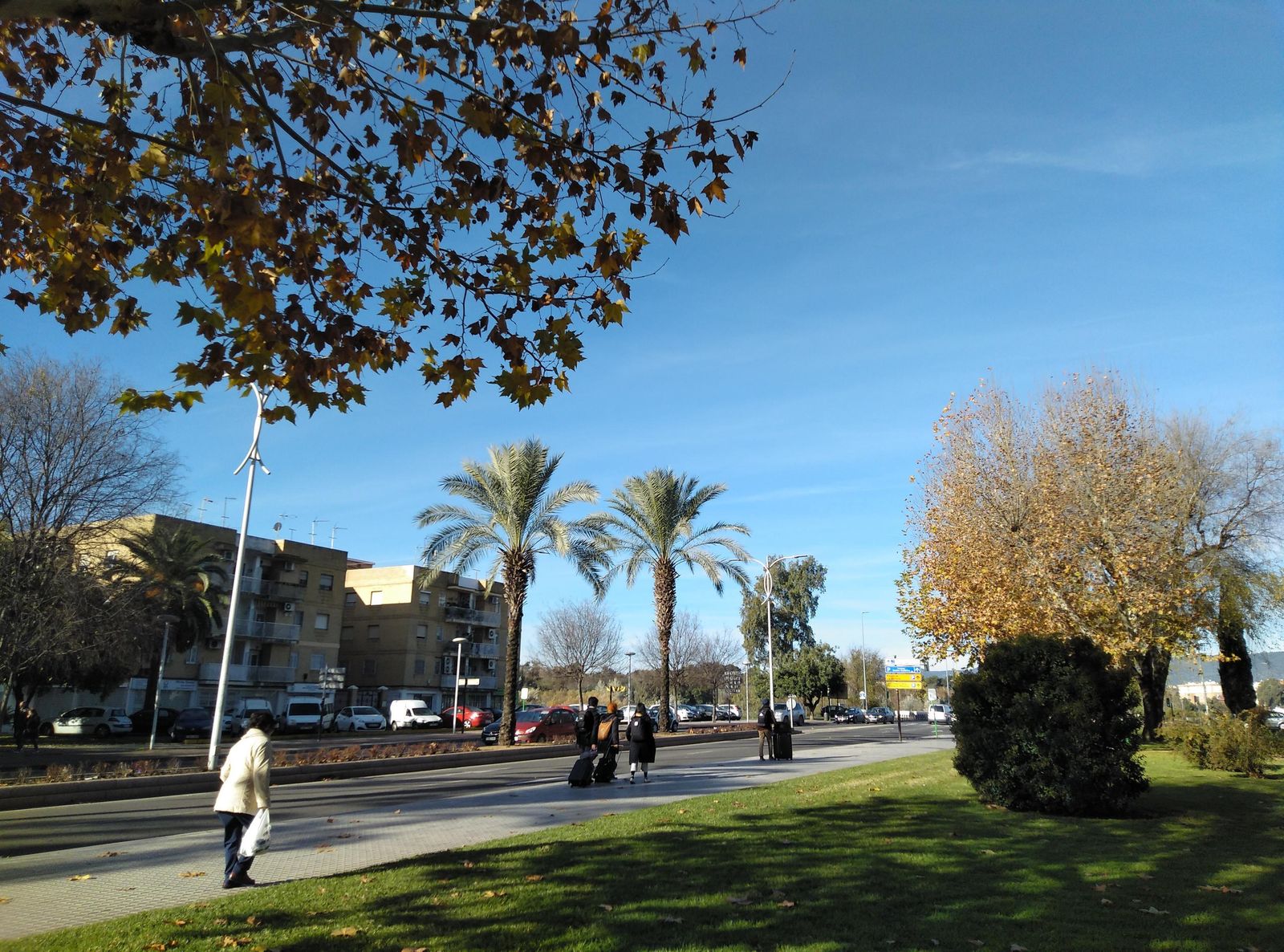 Personas caminan en la avenida de Cádiz.