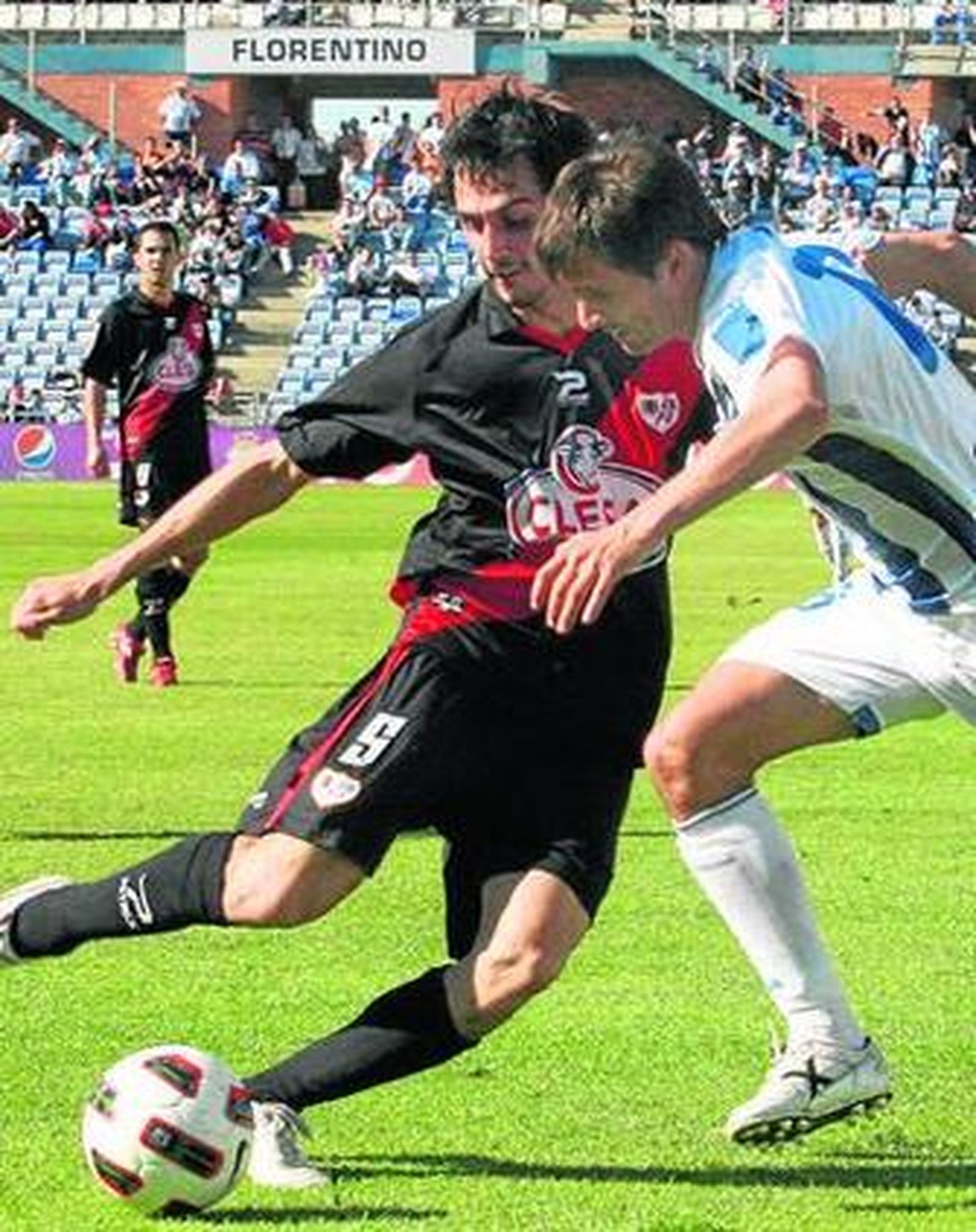 Asen intenta robarle el esférico al rayista Arribas.