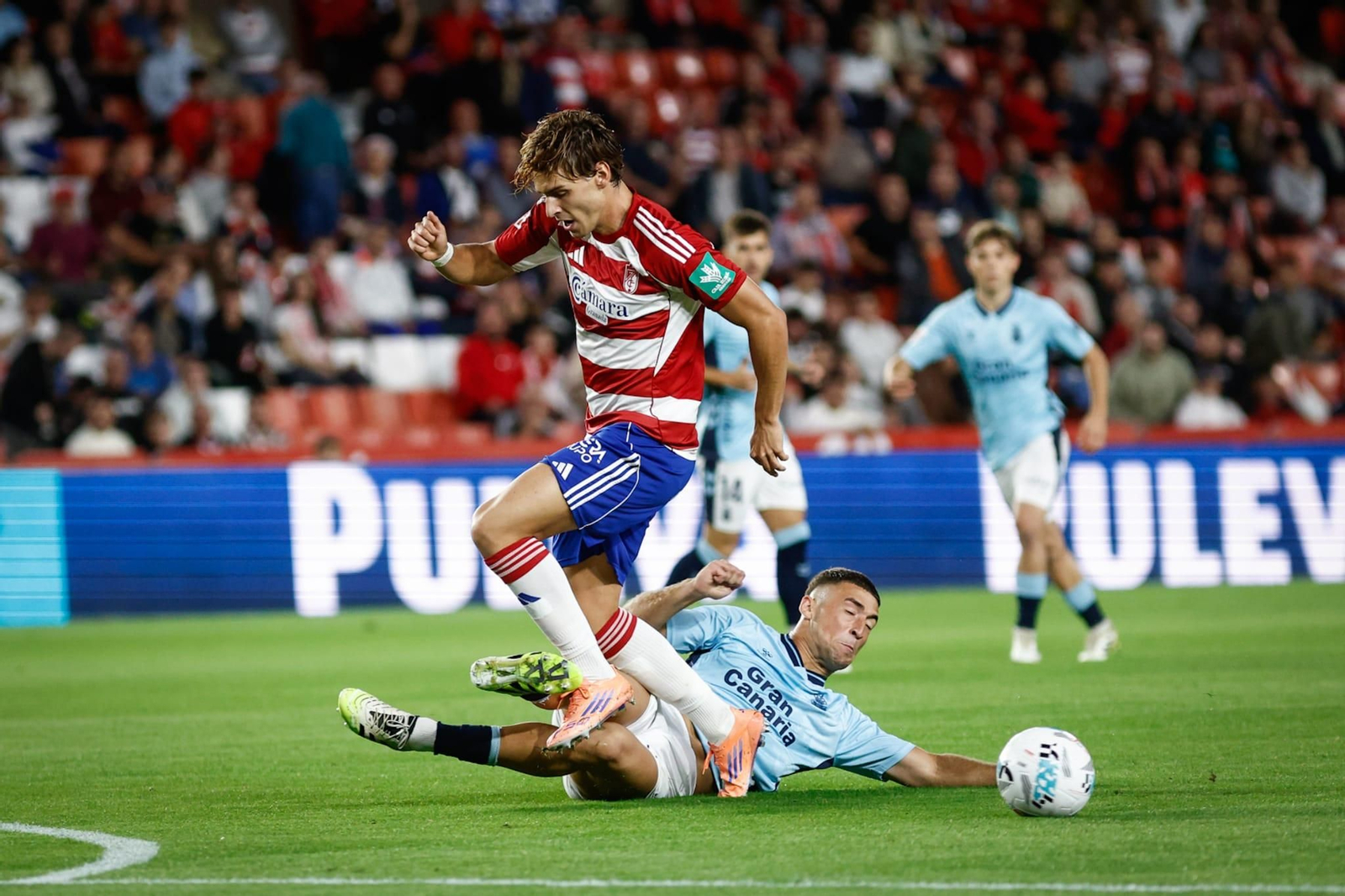 Jorge Pascual pugna por el esférico con un rival.