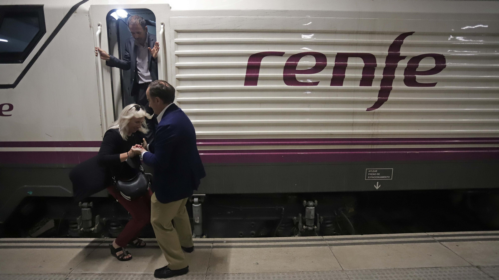 Fotos de la llegada  en tren de Iveta Radicova a Algeciras