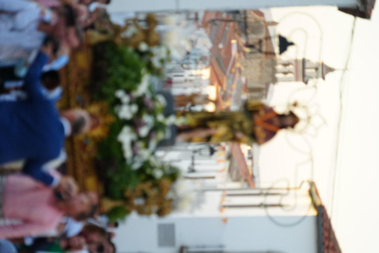 La procesión de San Roque en Dos Torres sobre las alfombras de sal, en imágenes