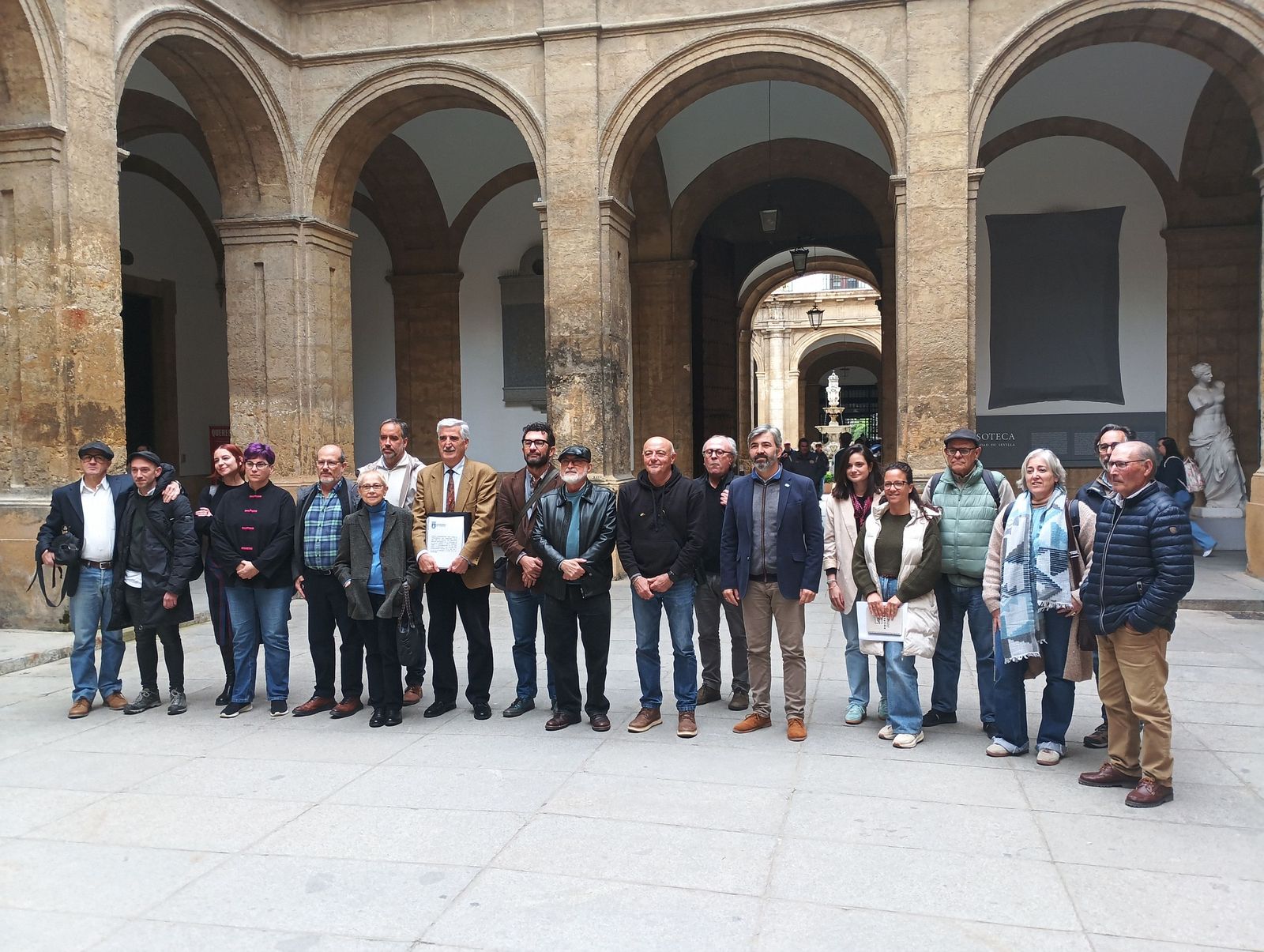 Foto de familia en la presentación del estudio sobre los vertidos mineros al Guadalquivir celebrada en el Rectorado de la Universidad de Sevilla.