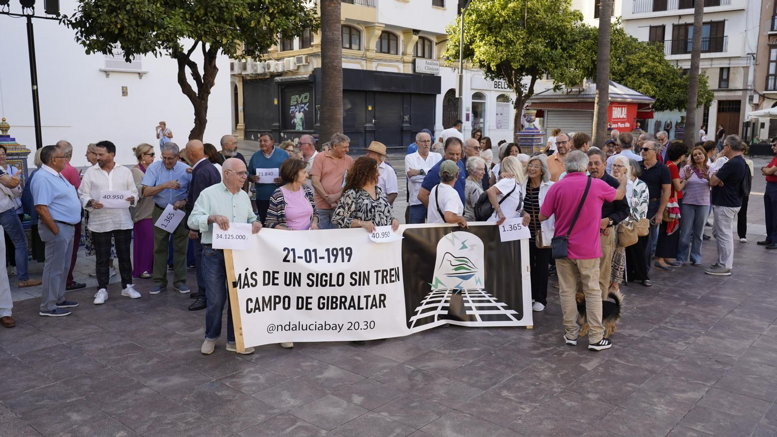 Fotos de la manifestación de la plataforma "Un siglo sin tren" en la plaza alta de Algeciras.
