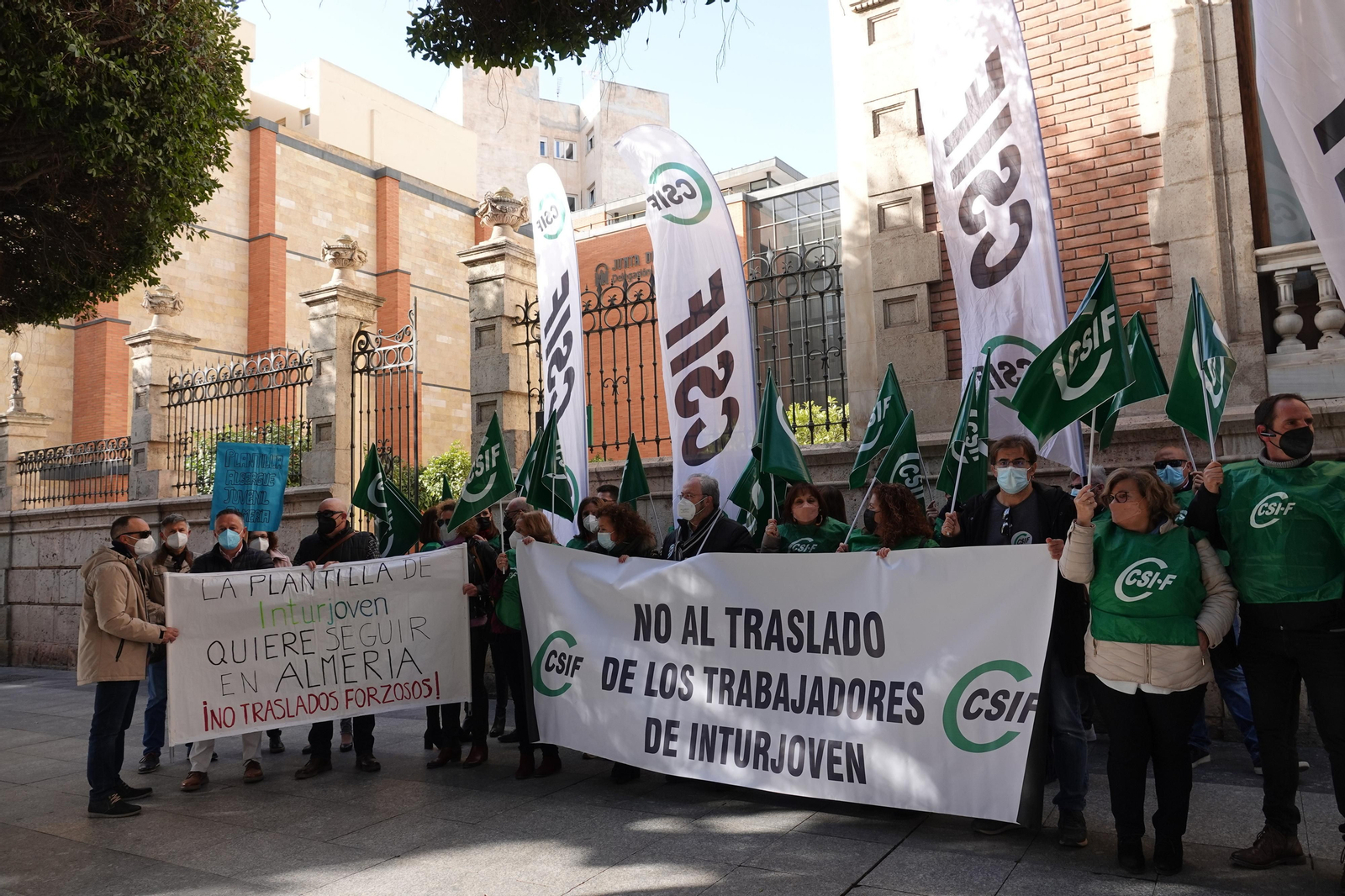 La Junta incumple su promesa y desplaza a los trabajadores de Inturjoven a albergues de Granada, Málaga y Sevilla