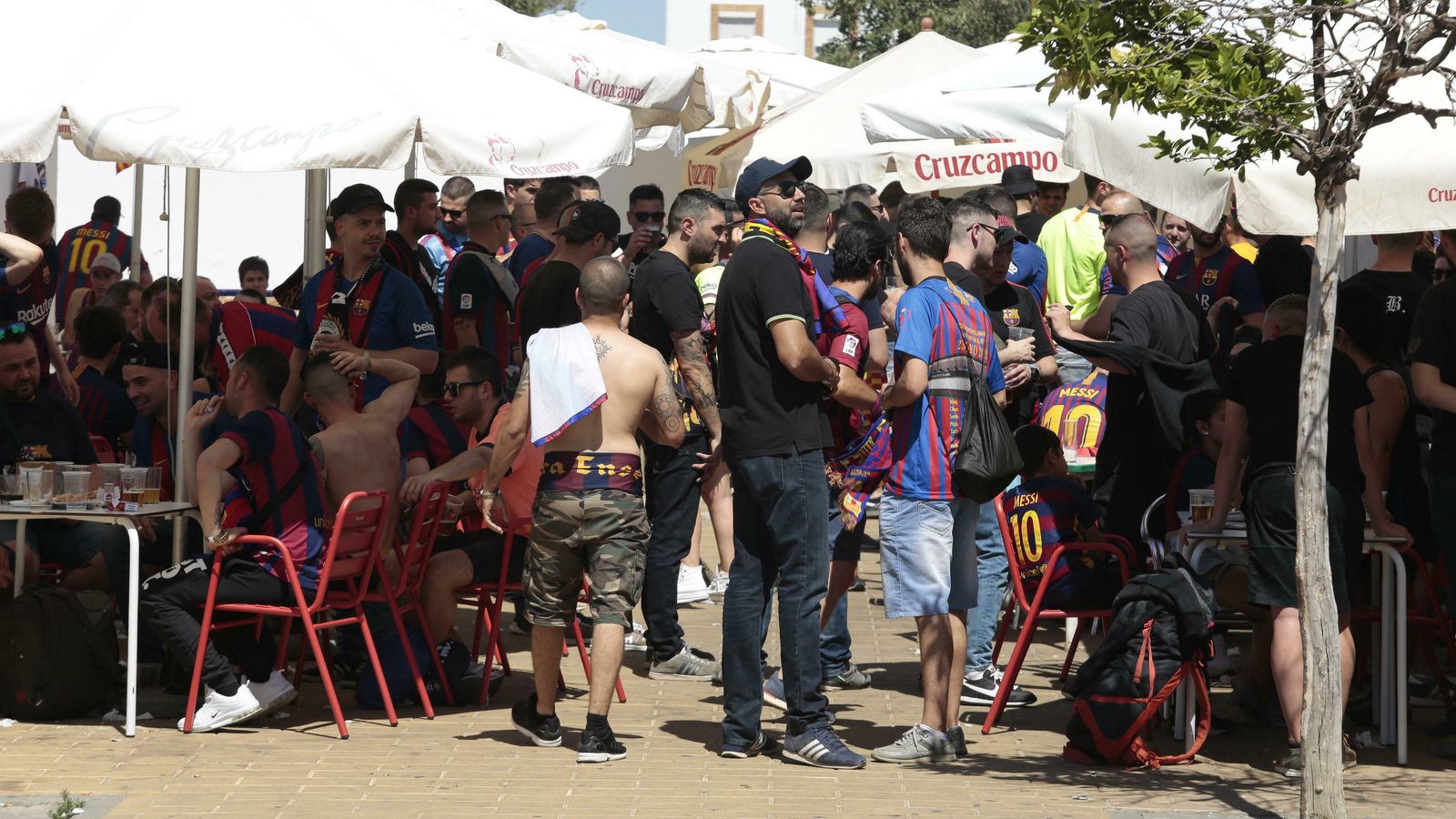 Velador repleto de aficionados del Barcelona.