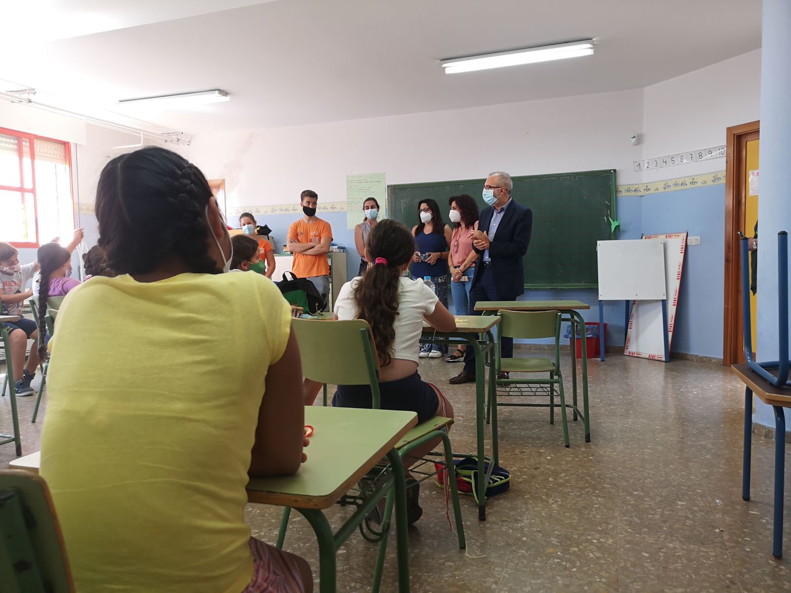 Flores durante su visita a uno de los colegios de la ciudad.