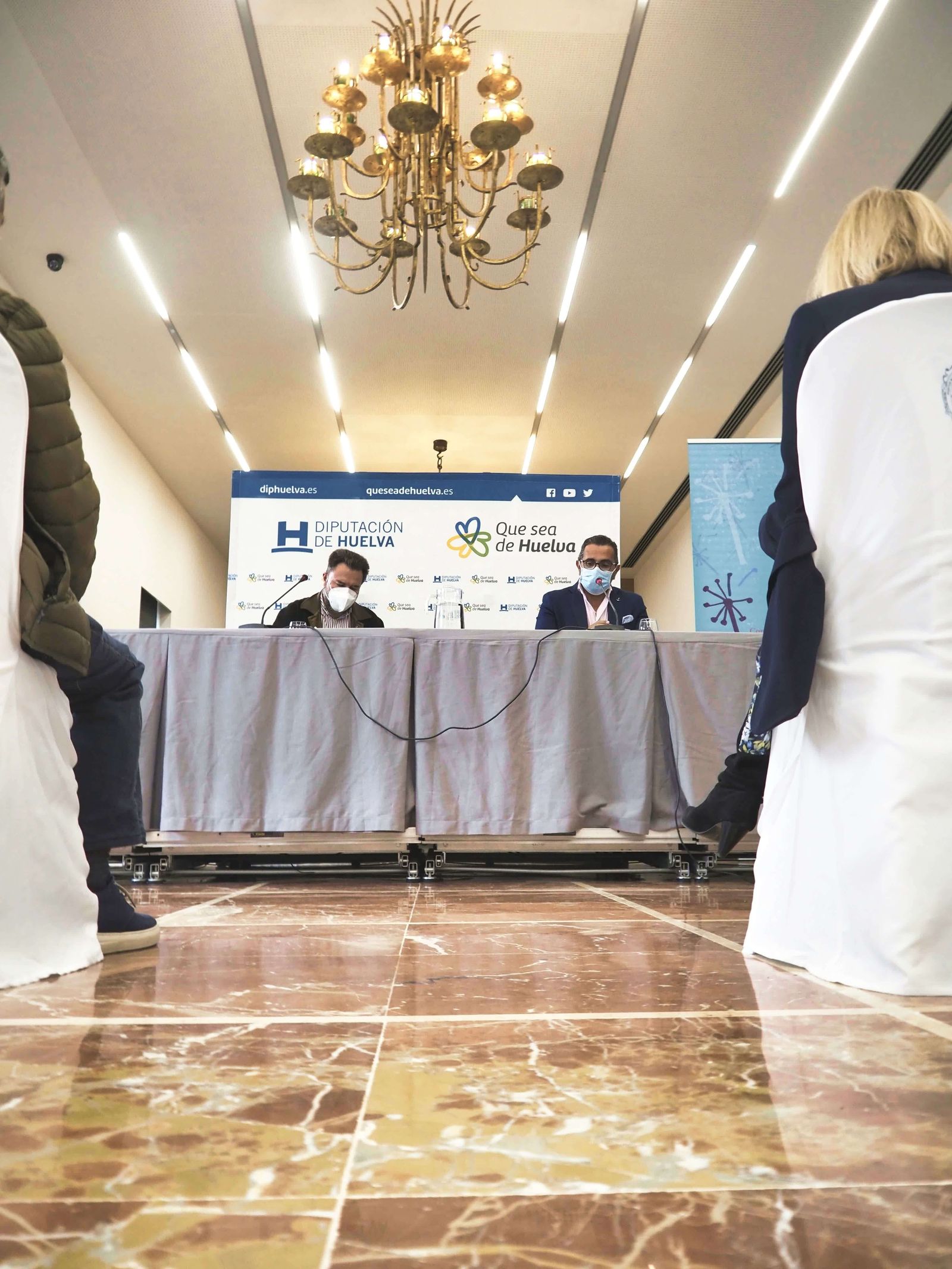 Acto de presentación del libro ‘Perseguidos’, del periodista onubense Rafael Moreno.