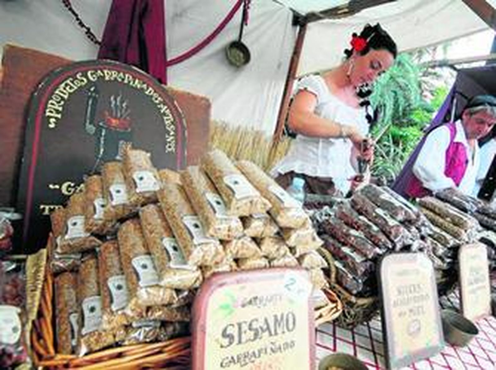 del Parque. A la derecha, uno de los puestos en el que se pueden degustar y comprar quesos de diferentes variedades.