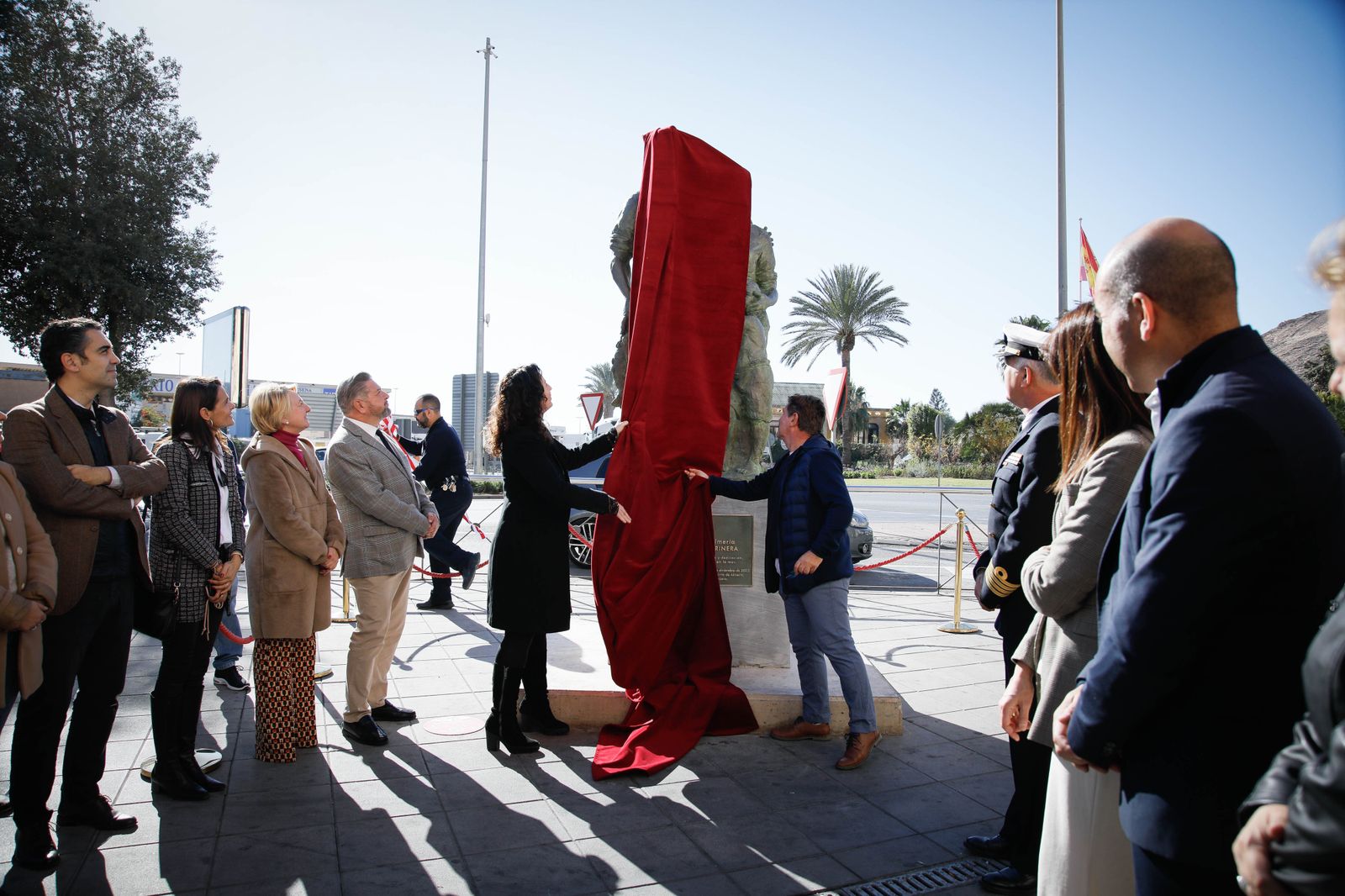 Imágenes de la inauguración sobre escultura ‘Familia Marinera’, del escultor Francisco Javier Galán, en homenaje a las familias de pescadores en Pescadería-La Chanca