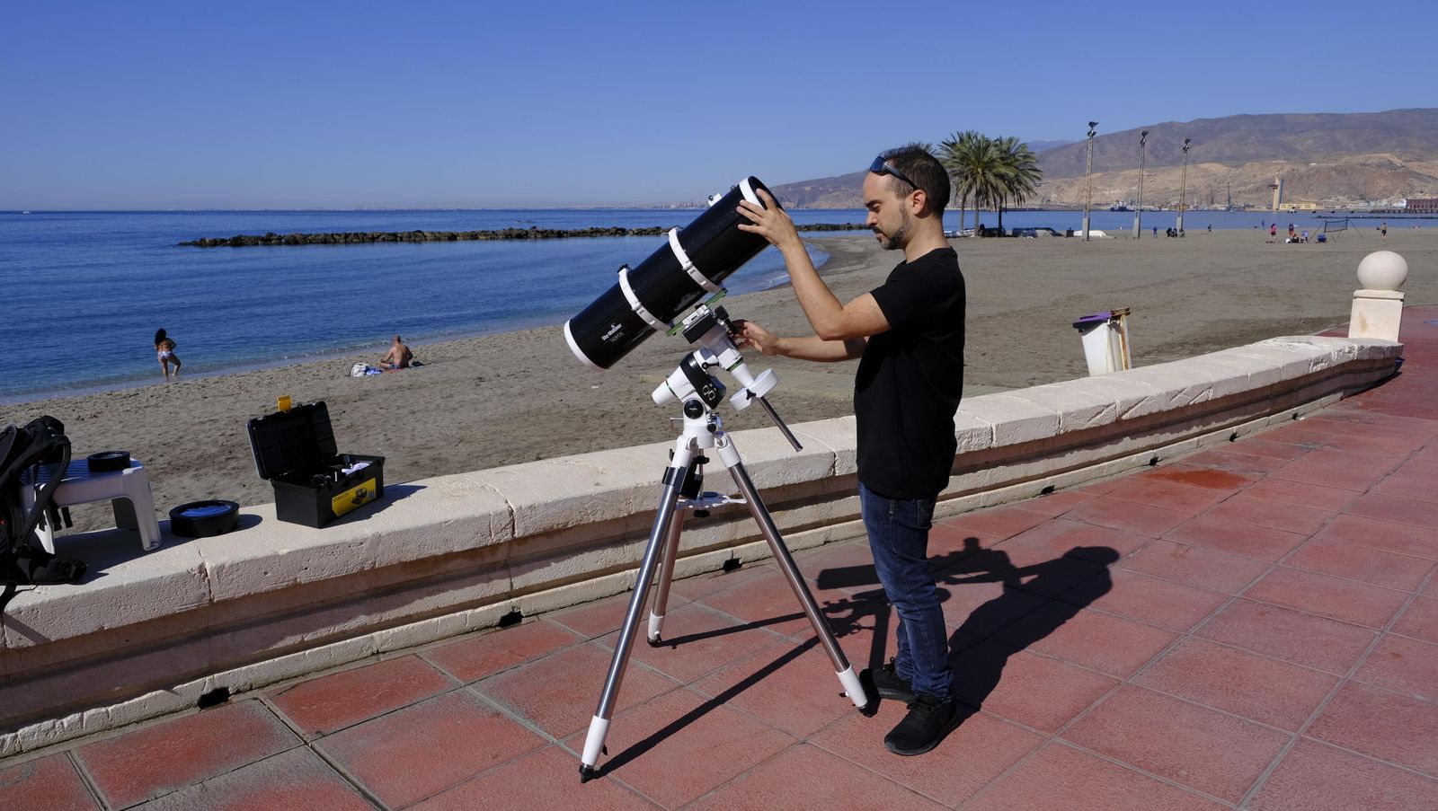 Almería observa el eclipse solar desde el Paseo Marítimo, en imágenes