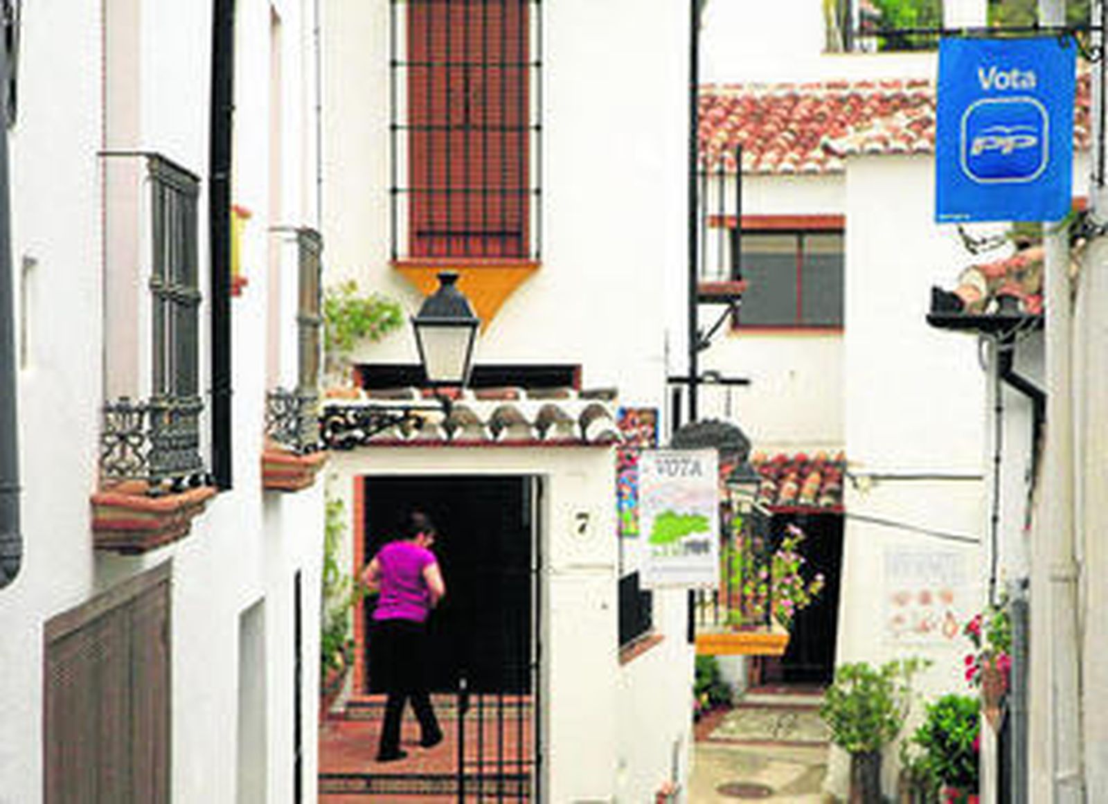 Banderolas del PP y de la AEB en una de las calles de Benalauría.
