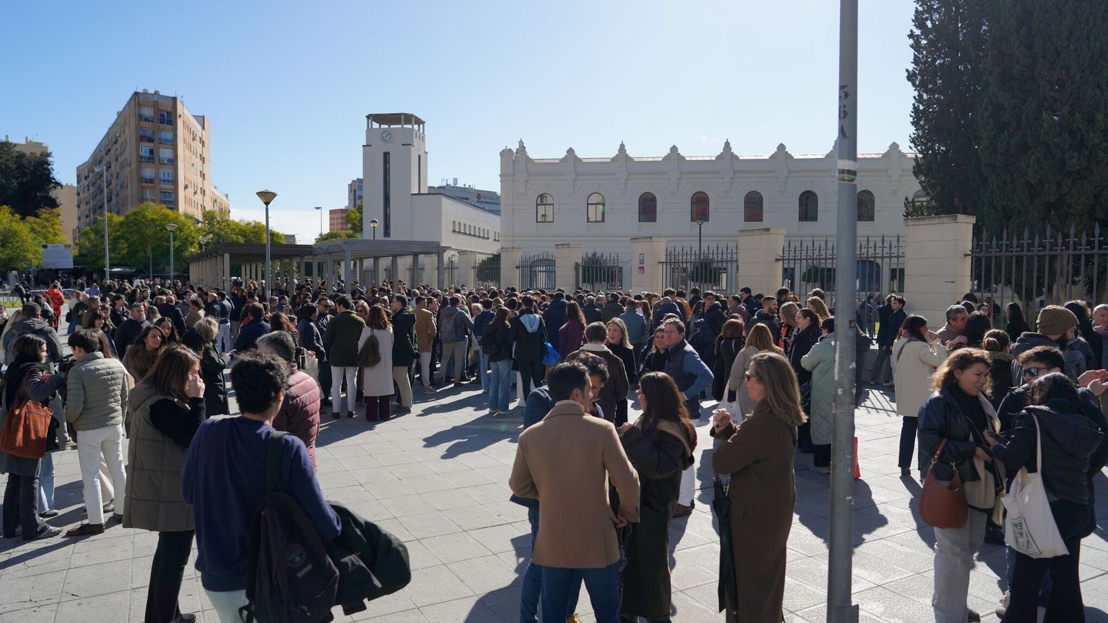 Los aspirantes en la sede de la Facultad de Derecho de la US.