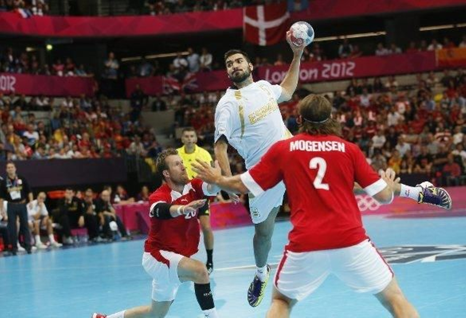 España sigue sin domar a su 'bestia negra' (24-23)