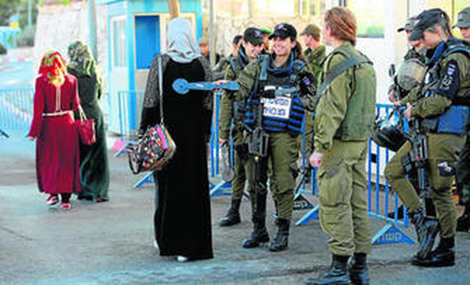 Una mujer palestina, ayer en un control de las fuerzas israelíes en la ciudad cisjordana de Belén.
