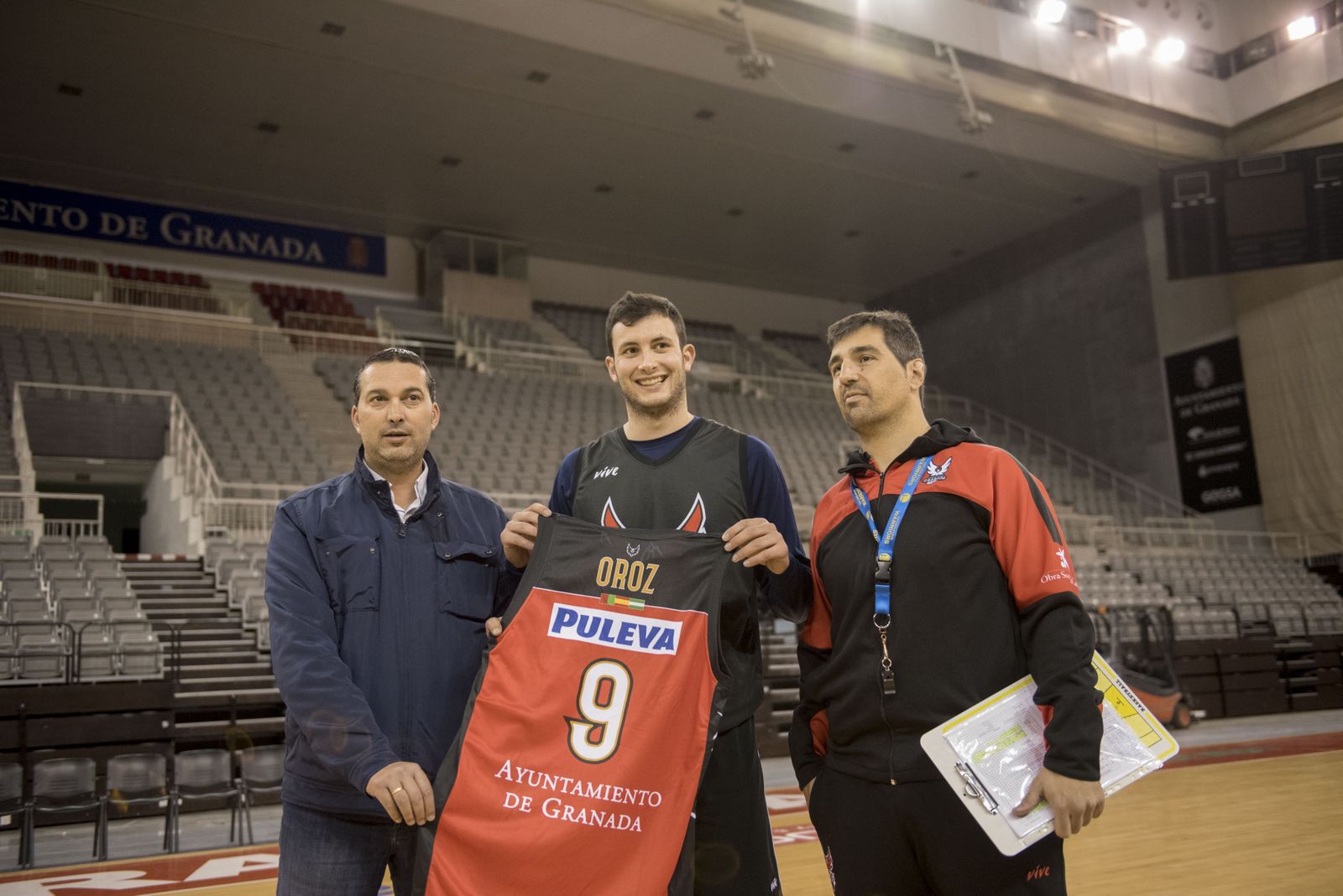 Xabi Oroz, entre el presidente y el entrenador de su nuevo club