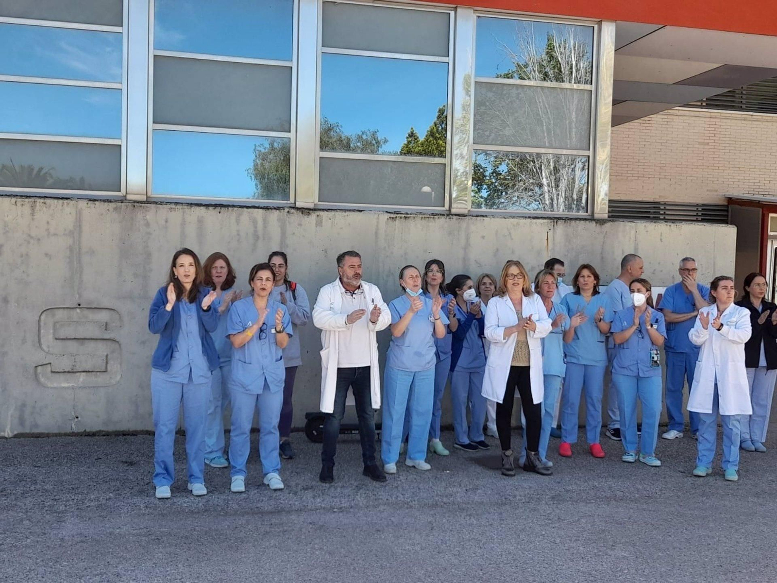 Concentración semanal demandando la contratación de un vigilante de seguridad para Urgencias.