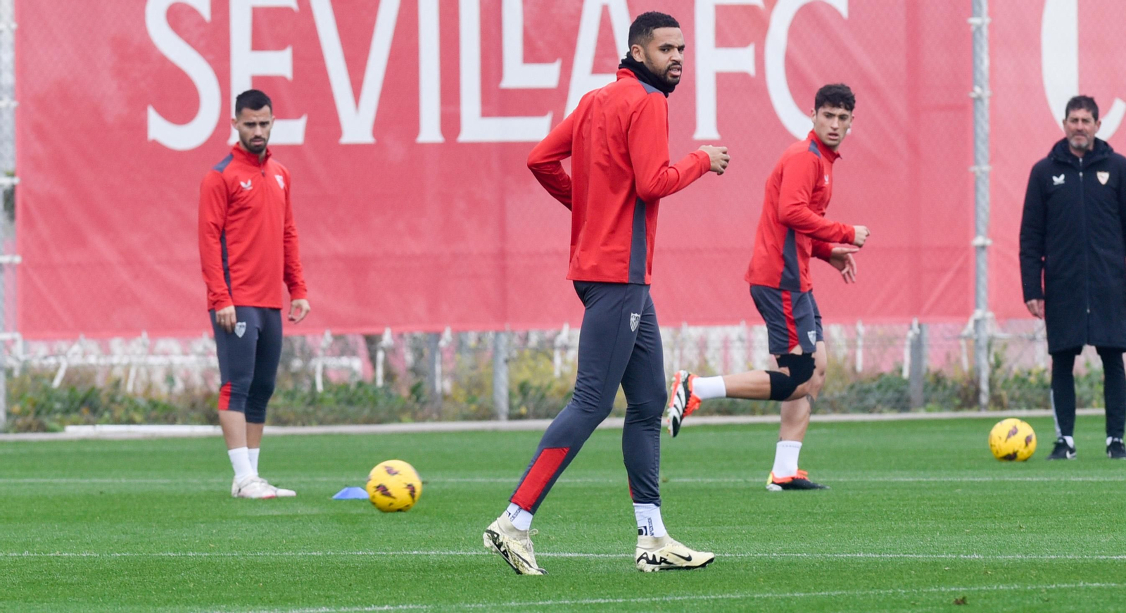 En-Nesyri, paradigma de jugador para el espacio, ante Suso y Alejo Véliz.