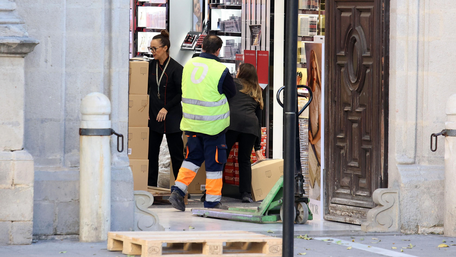 Trabajadores descargan material en una tienda del centro. Trabajadores descargan material en una tienda del centro.