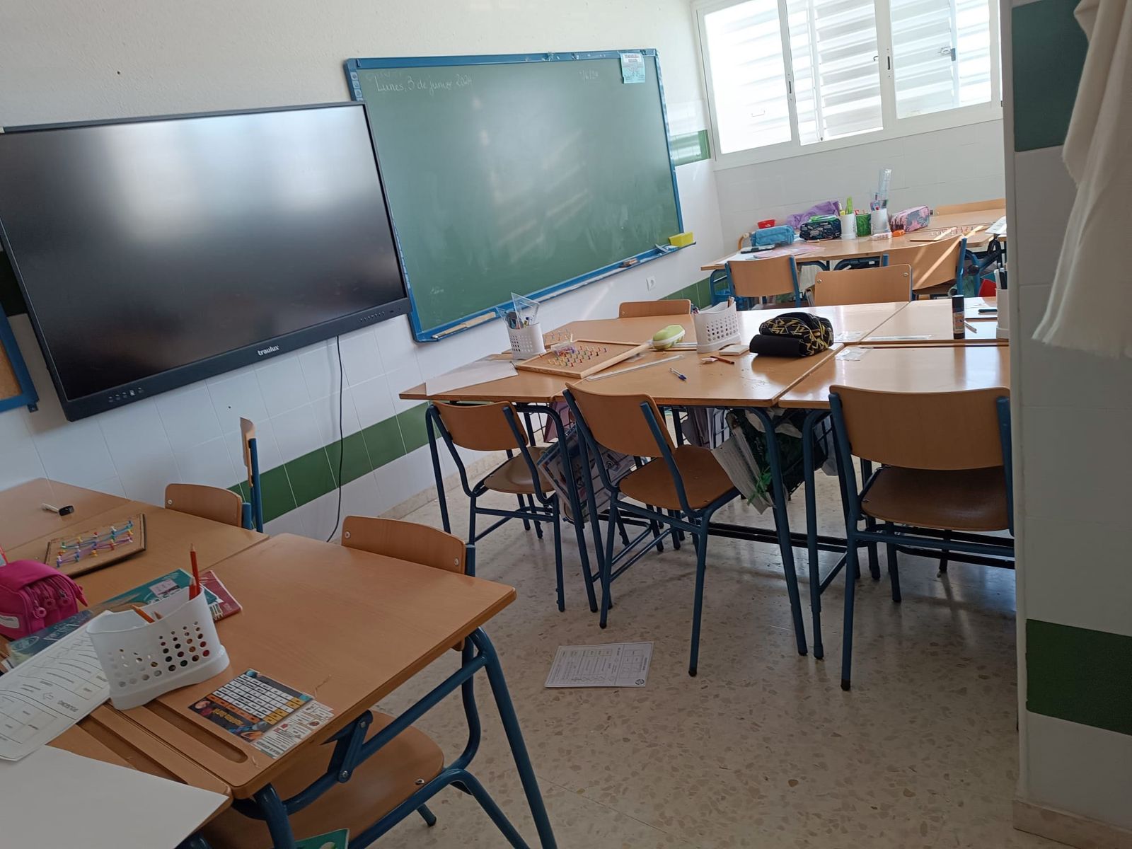 La falta de espacio en algunas aulas del centro es evidente