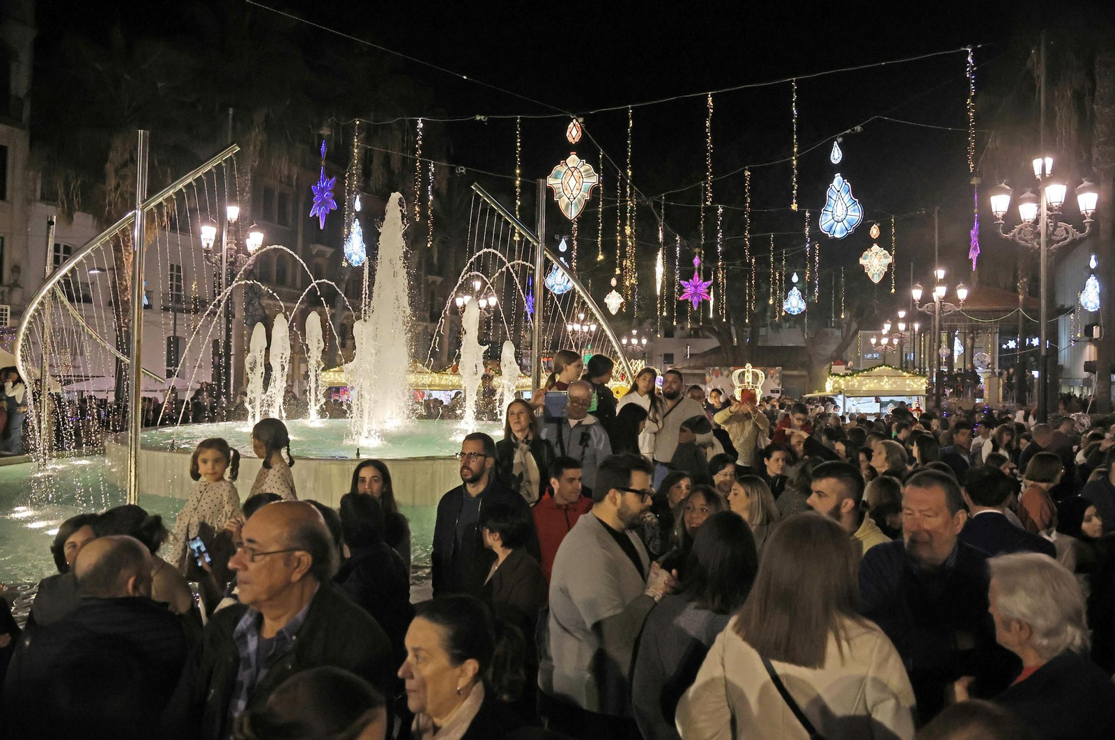Imágenes de la nevada y alumbrado navideño en Huelva