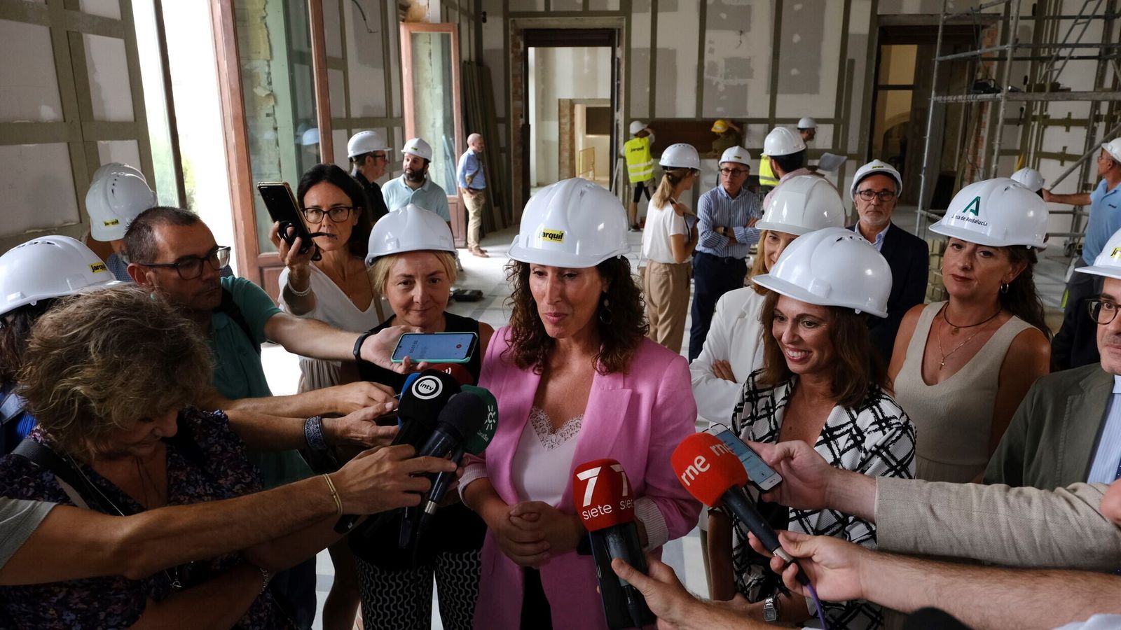 La alcaldesa atiende a los periodistas en el Salón de Plenos