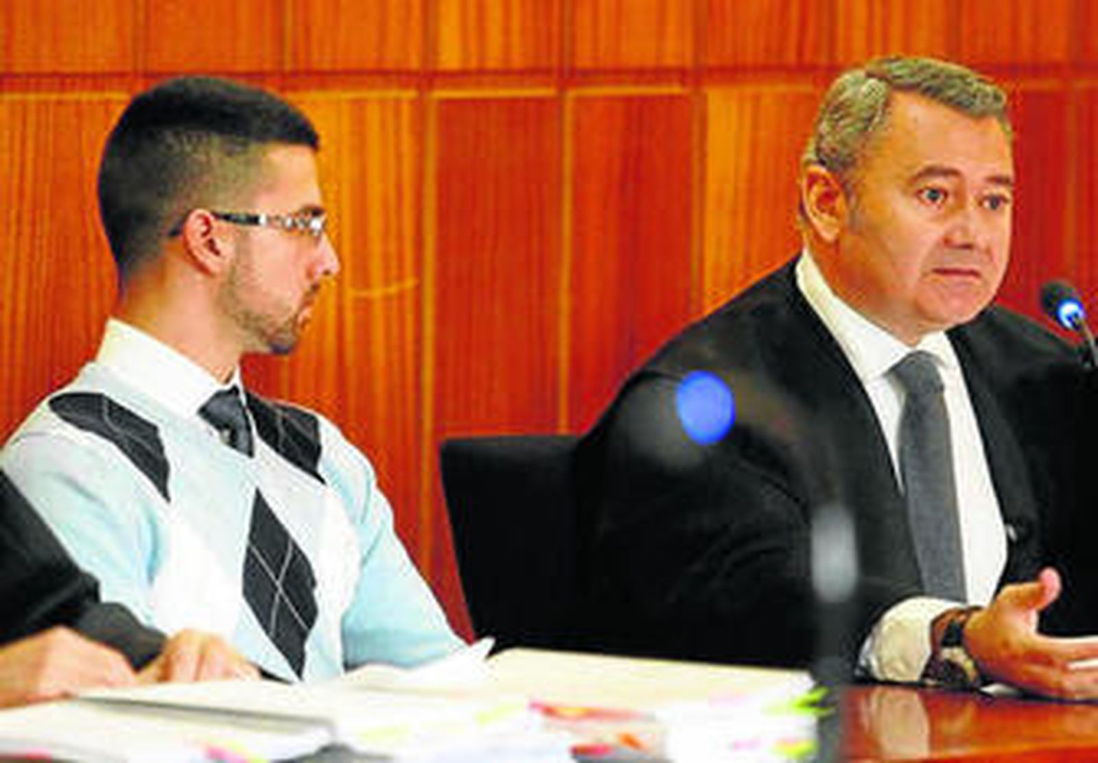 El acusado junto a su abogado durante el juicio.