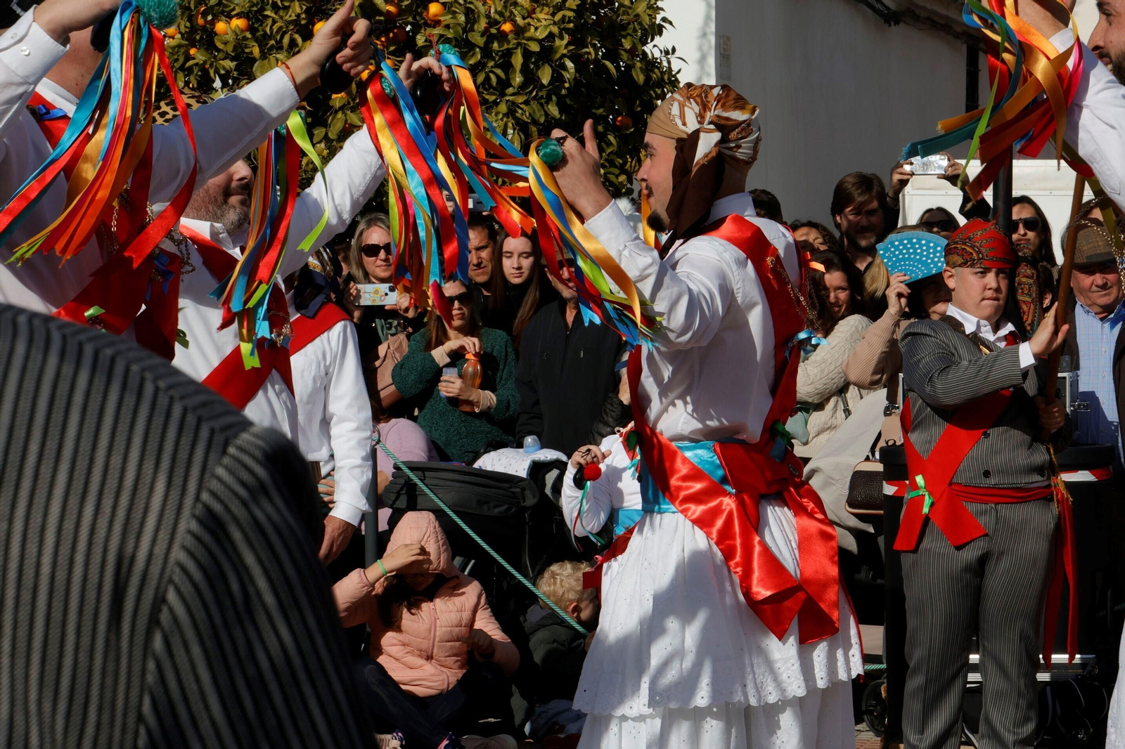 La Danza de los Locos y el Baile del Oso de Fuente Carreteros, en imágenes