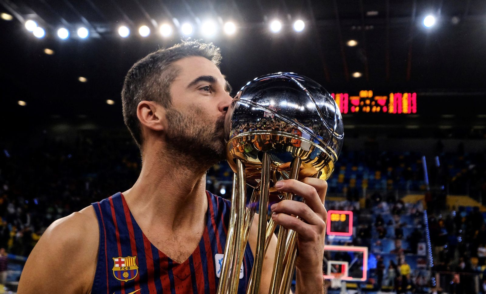 El capitán del Barcelona, Juan Carlos Navarro, besa el trofeo de la Copa del Rey en el Gran Canaria Arena.