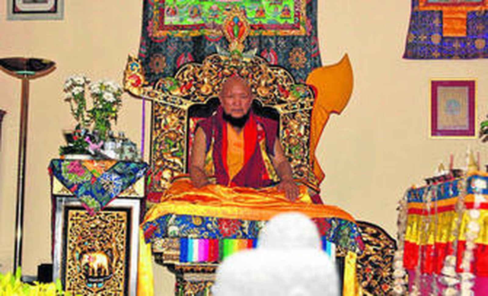 El Lama Gangchen Rimpoche durante el curso en el Centro Entorno de Paz.
