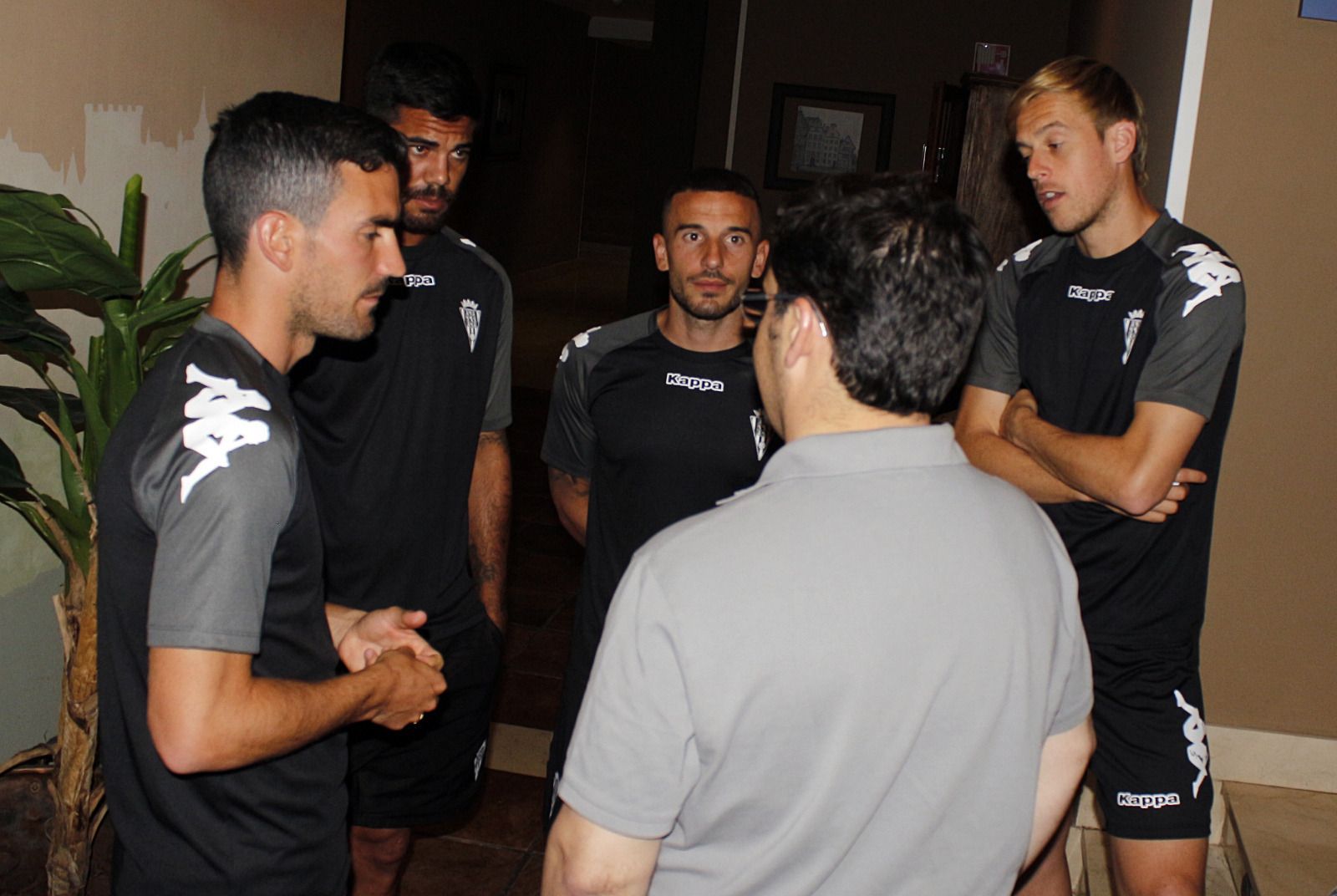 León charla con los capitanes del Córdoba en Los Ángeles de San Rafael.