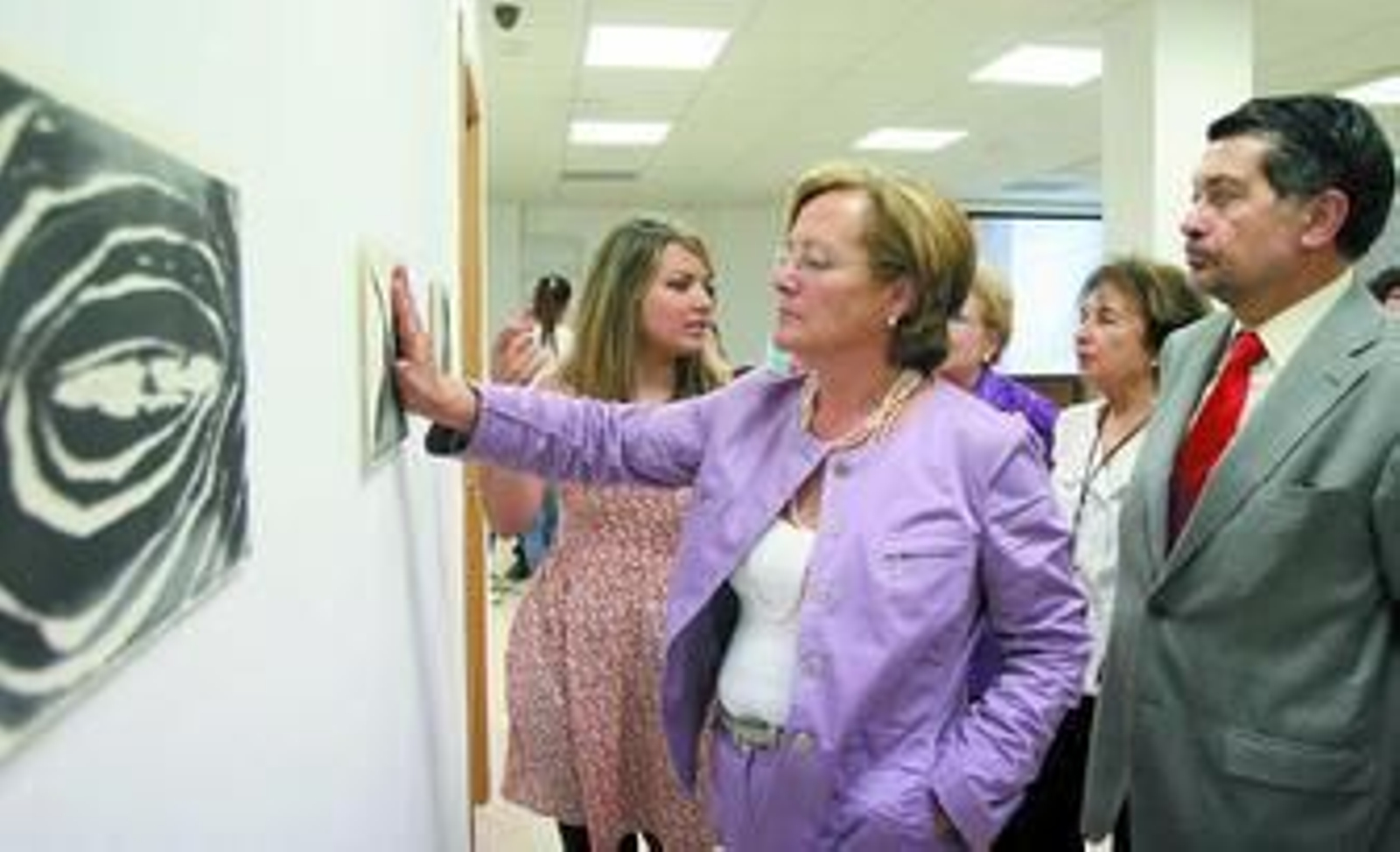 1. Petronila Guerrero, flanqueada por la comisaria de la exposición, Antonella Montinaro, y el diputado nacional Javier Barrero, cerró los ojos para disfrutar al tacto las obras para ciegos de Barceló.  2. Un hombre invidente asistió a la inauguración y pudo leer en braille las cartelas de las obras del artista mallorquín.  3. Marinas (en la foto), bodegones, animales, erotismo... El público onubense puede disfrutar desde ayer de Gesto de la Naturaleza.