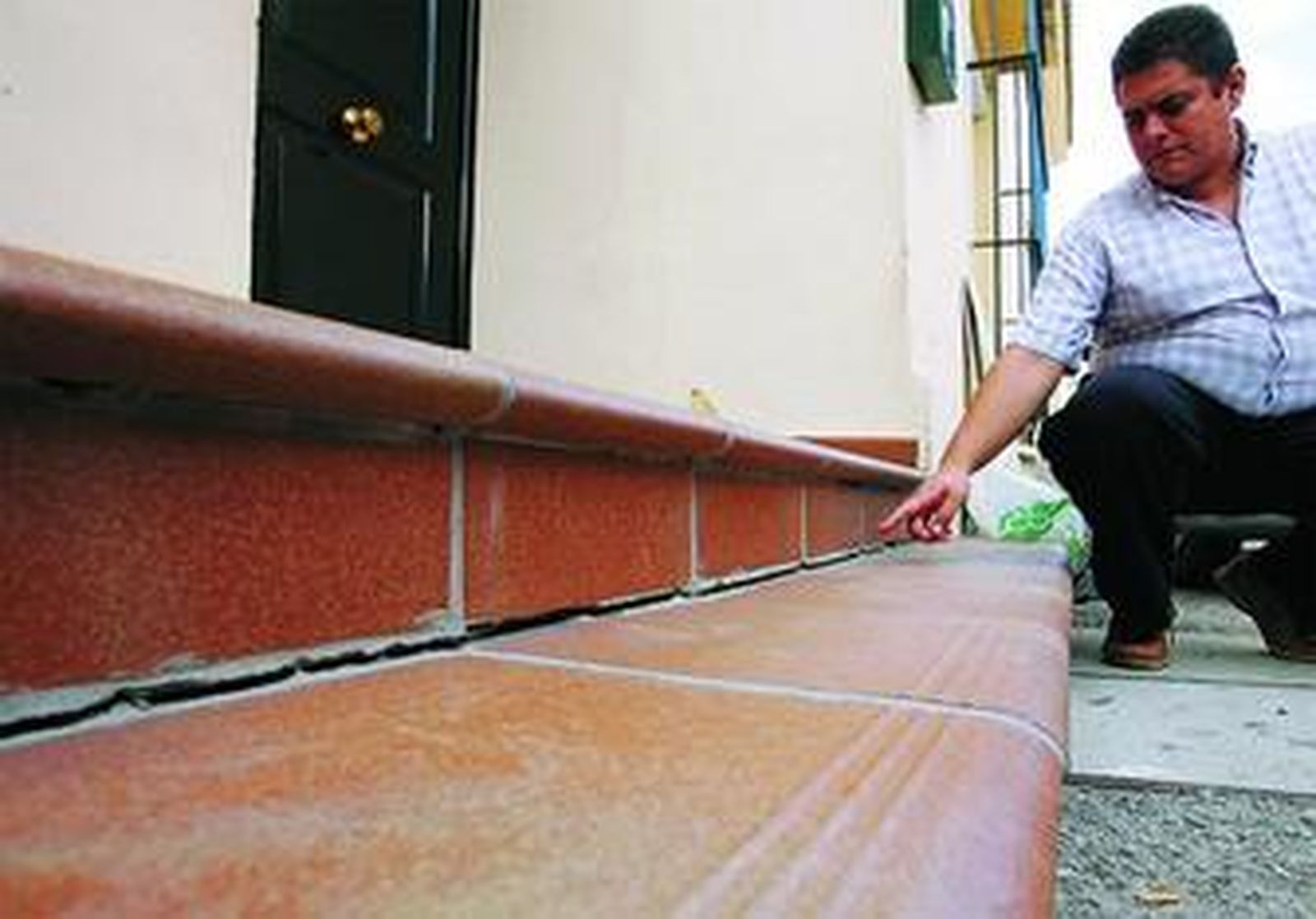 Carlos Díaz, representante de los vecinos, señala los desperfectos en una de las viviendas.