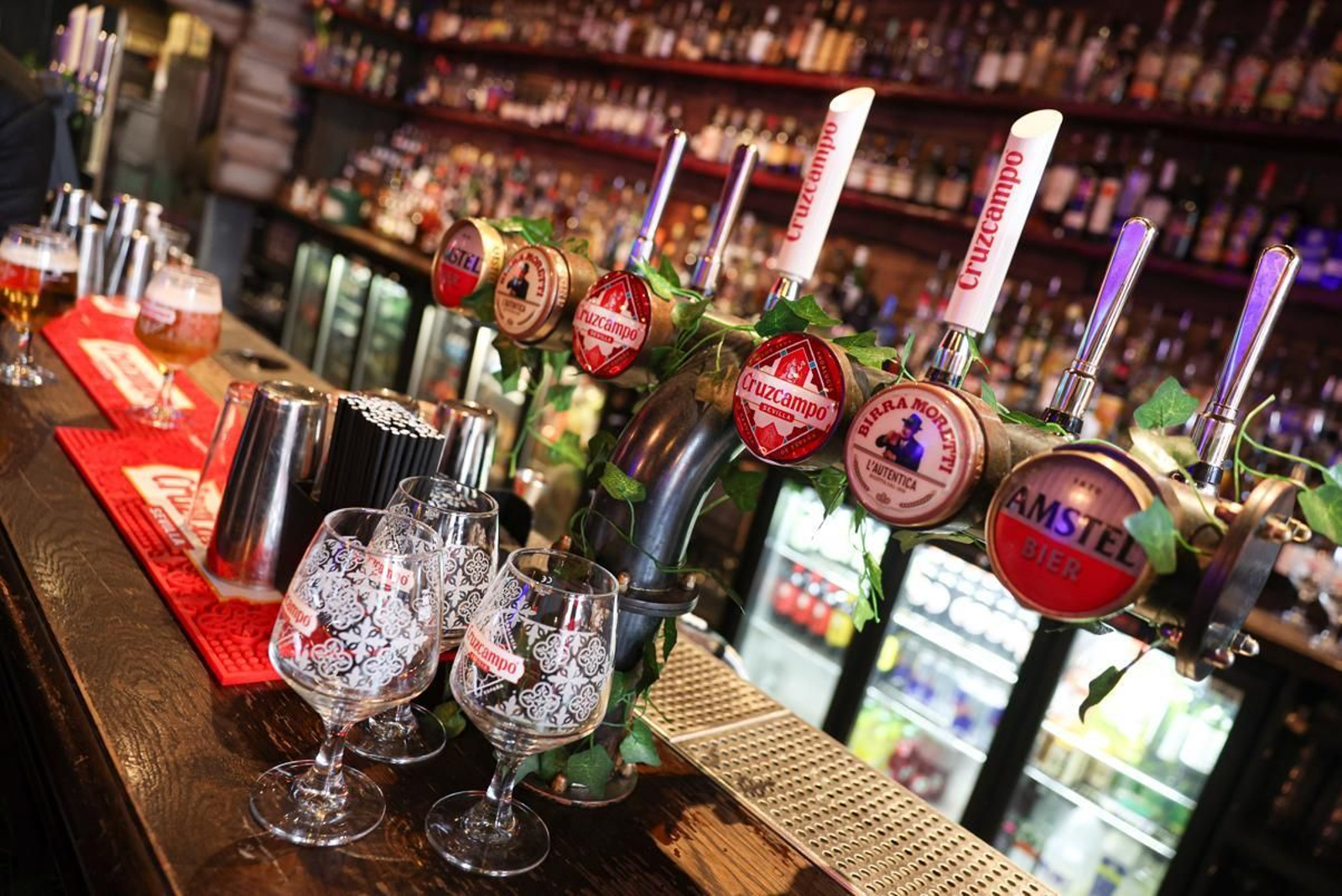 Grifo de Cruzcampo en un pub de la ciudad de Sheffield, en Inglaterra. Grifo de Cruzcampo en un pub de la ciudad de Sheffield, en Inglaterra.