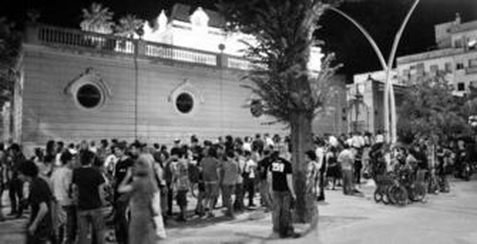 Concentración de jóvenesn en las inmediaciones de la Casa de las Sirenas, en el centro de la Alameda, el pasado fin de semana.