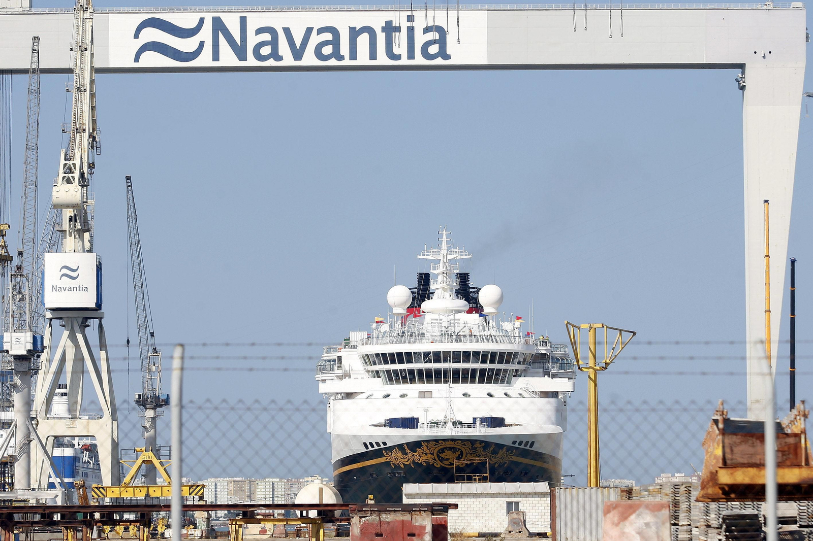 El Disney Wonder, durante su estancia en la factoría de Navantia de Puerto Real